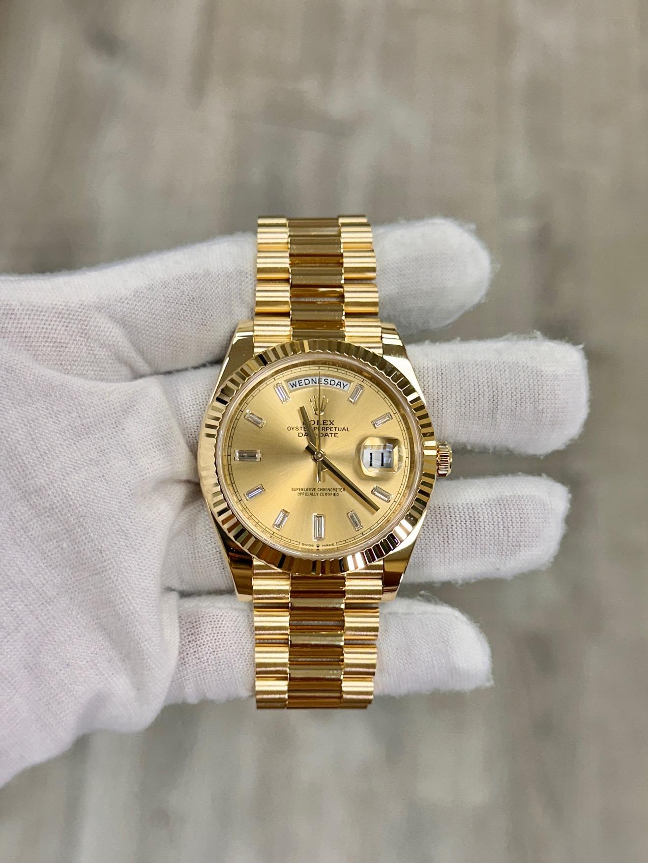Rolex Präsident Day Date 228238 40mm Baguette Diamant Zifferblatt 18K Gold Box Papiere im Zustand „Hervorragend“ im Angebot in San Diego, CA