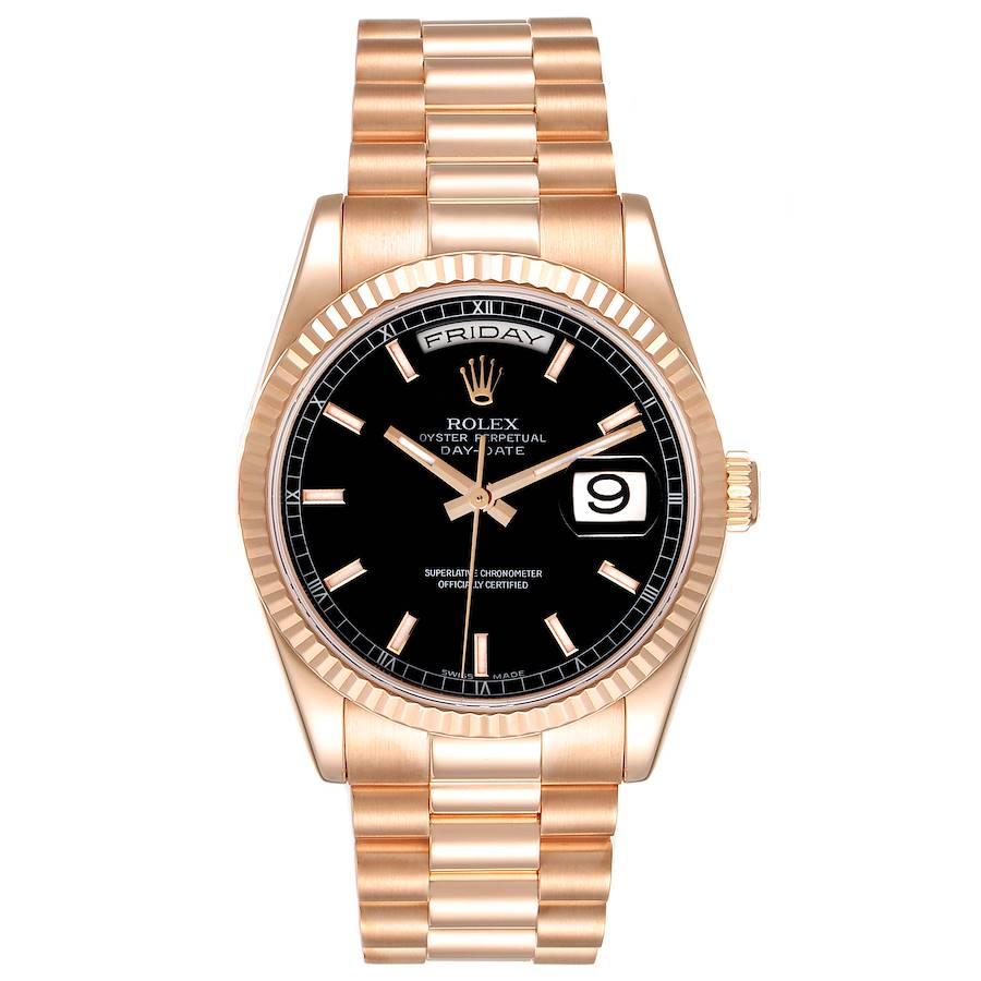 Rolex President Day Date 36 Everose Gold Schwarzes Zifferblatt Herrenuhr 118235. Offiziell zertifiziertes Chronometerwerk mit automatischem Aufzug. Doppelte Schnellverstellfunktion. Oyster-Gehäuse aus 18 Karat Roségold mit einem Durchmesser von 36,0