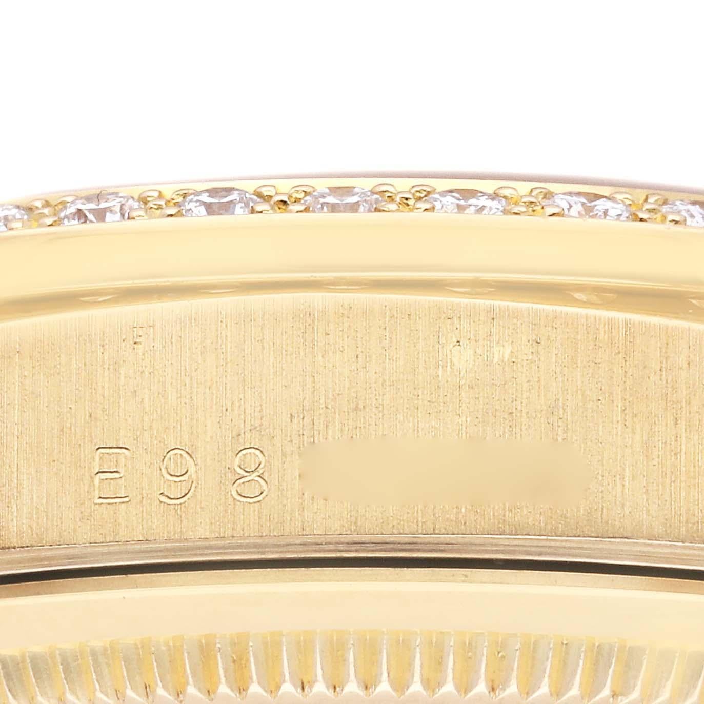 Rolex President Day Date 36mm Yellow Gold Diamond Mens Watch 18348. Mouvement à remontage automatique certifié chronomètre. Boîtier en or jaune 18 carats de 36 mm de diamètre. Logo Rolex sur une couronne. Lunette originale d'usine Rolex en or jaune