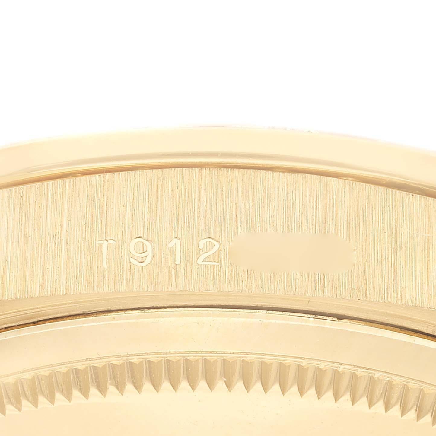 Rolex President Day Date 36mm Yellow Gold Diamond Mens Watch 18348. Mouvement à remontage automatique certifié chronomètre. Boîtier en or jaune 18 carats de 36 mm de diamètre. Logo Rolex sur une couronne. Lunette originale d'usine Rolex en or jaune