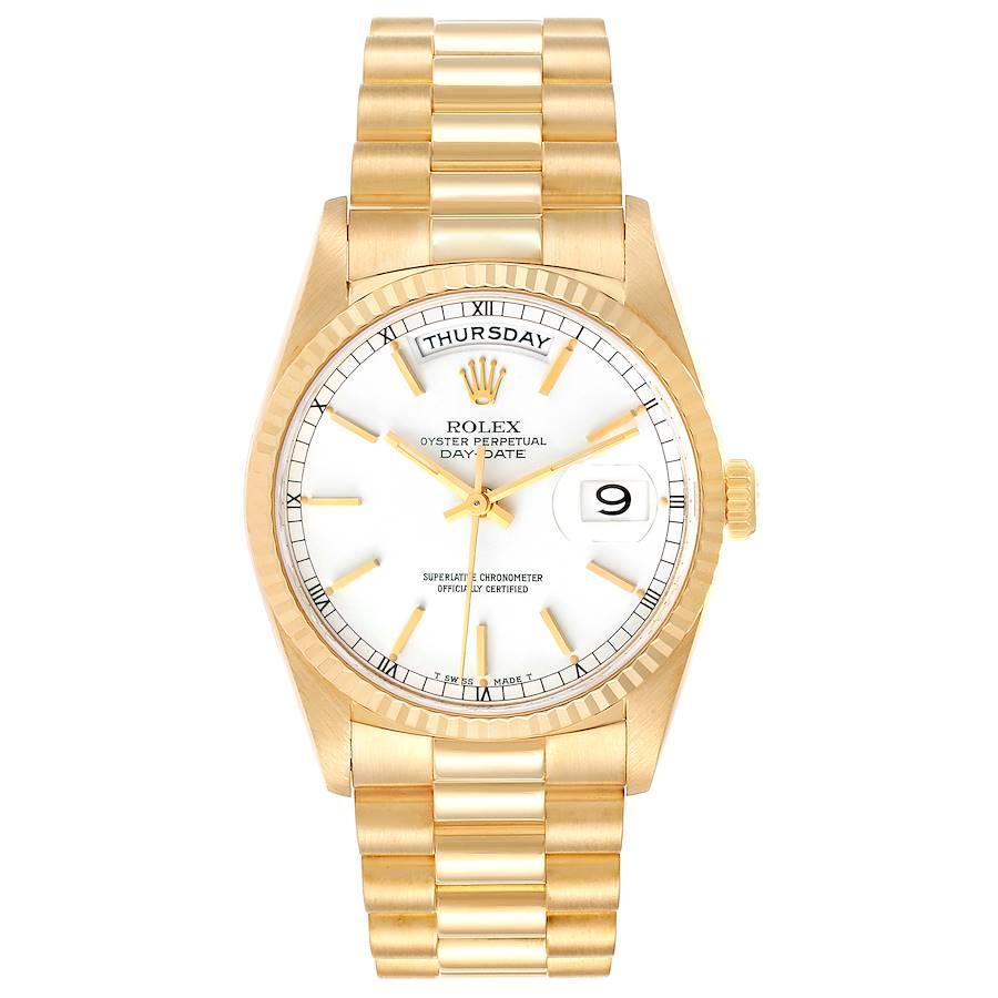 Montre Rolex President Day-Date 36mm or jaune cadran blanc pour hommes 18238. Mouvement automatique à remontage automatique, officiellement certifié chronomètre. Boîtier oyster en or jaune 18k de 36,0 mm de diamètre. Logo Rolex sur la couronne.