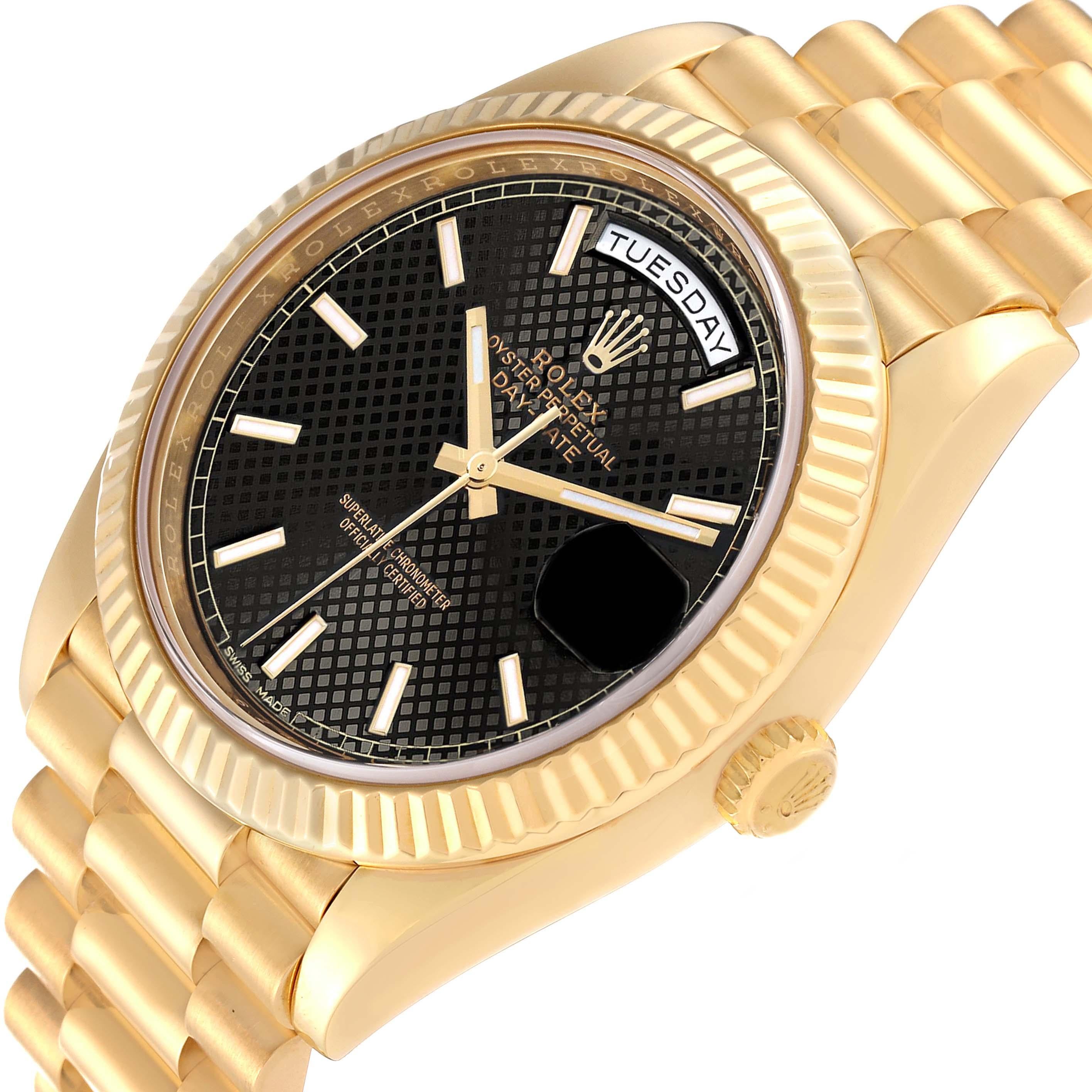 Rolex President Day-Date 40 Black Dial Yellow Gold Mens Watch 228238. Mouvement automatique à remontage automatique, officiellement certifié chronomètre. Double fonction de réglage rapide. Boîtier en or jaune 18 carats d'un diamètre de 40,0 mm. 