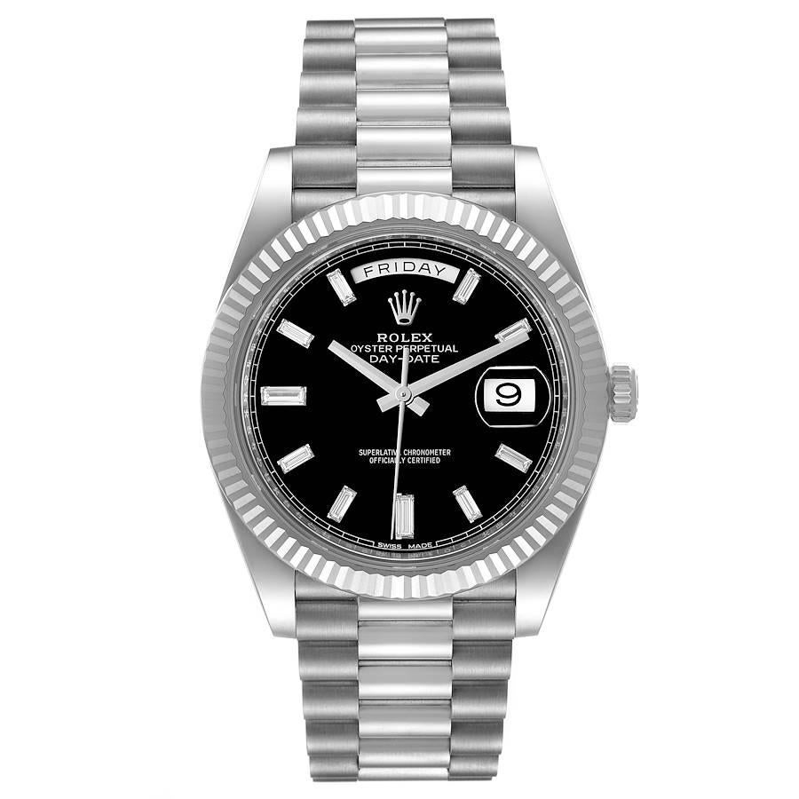 Rolex President Day-Date 40 Black Diamond Dial White Gold Watch 228239 Box Card. Mouvement à remontage automatique certifié officiellement chronomètre. Double fonction de réglage rapide. Boîtier en or blanc 18 carats de 40,0 mm de diamètre. Logo