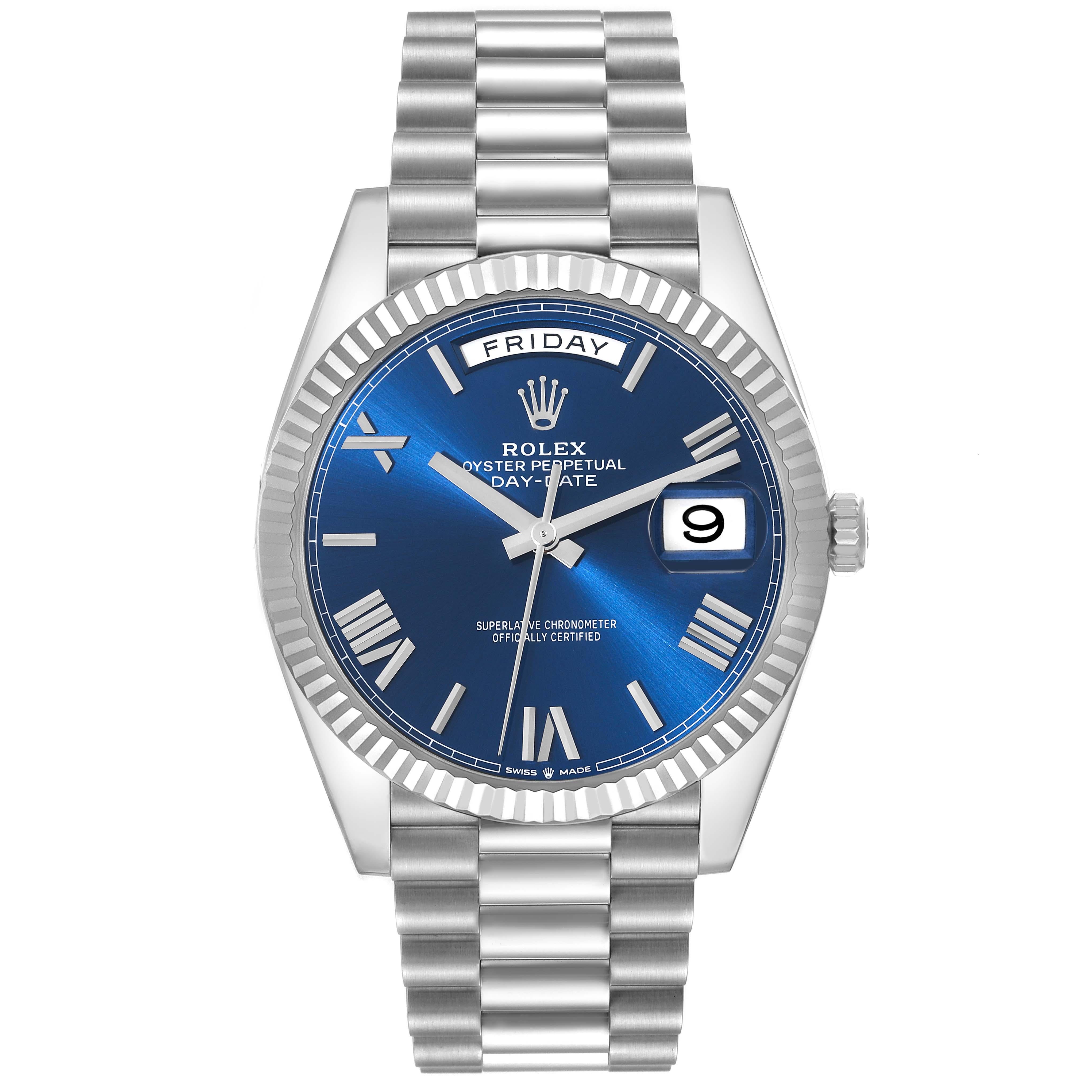 Rolex President Day-Date 40 Blue Dial Platinum Mens Watch 228236 Unworn. Mouvement à remontage automatique certifié officiellement chronomètre. Double fonction de réglage rapide. Boîtier oyster en platine de 40.0 mm de diamètre.  Logo Rolex sur une