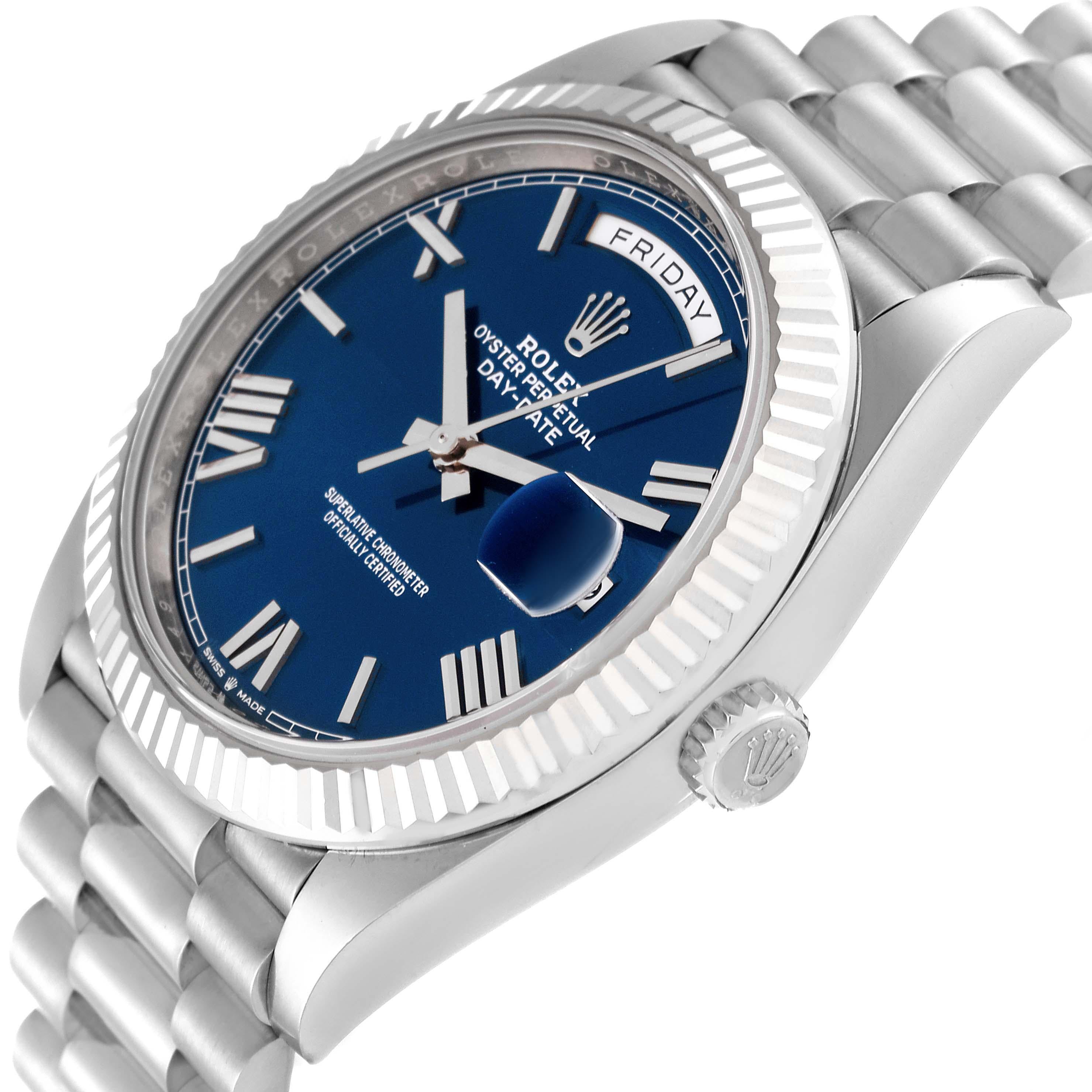Rolex President Day-Date 40 Blue Dial White Gold Mens Watch 228239 Box Card. Mouvement à remontage automatique certifié officiellement chronomètre. Double fonction de réglage rapide. Boîtier en or blanc 18 carats de 40,0 mm de diamètre. Logo Rolex