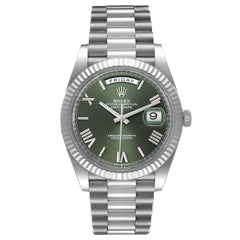 Rolex Montre President Day-Date 40 avec cadran vert et cadran en or blanc 228239, avec carte boîte
