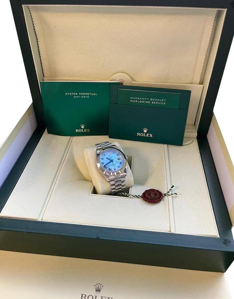 Moderniste Rolex President Day-Date II 41 mm avec cadran romain bleu glace et montre en platine 218206  en vente