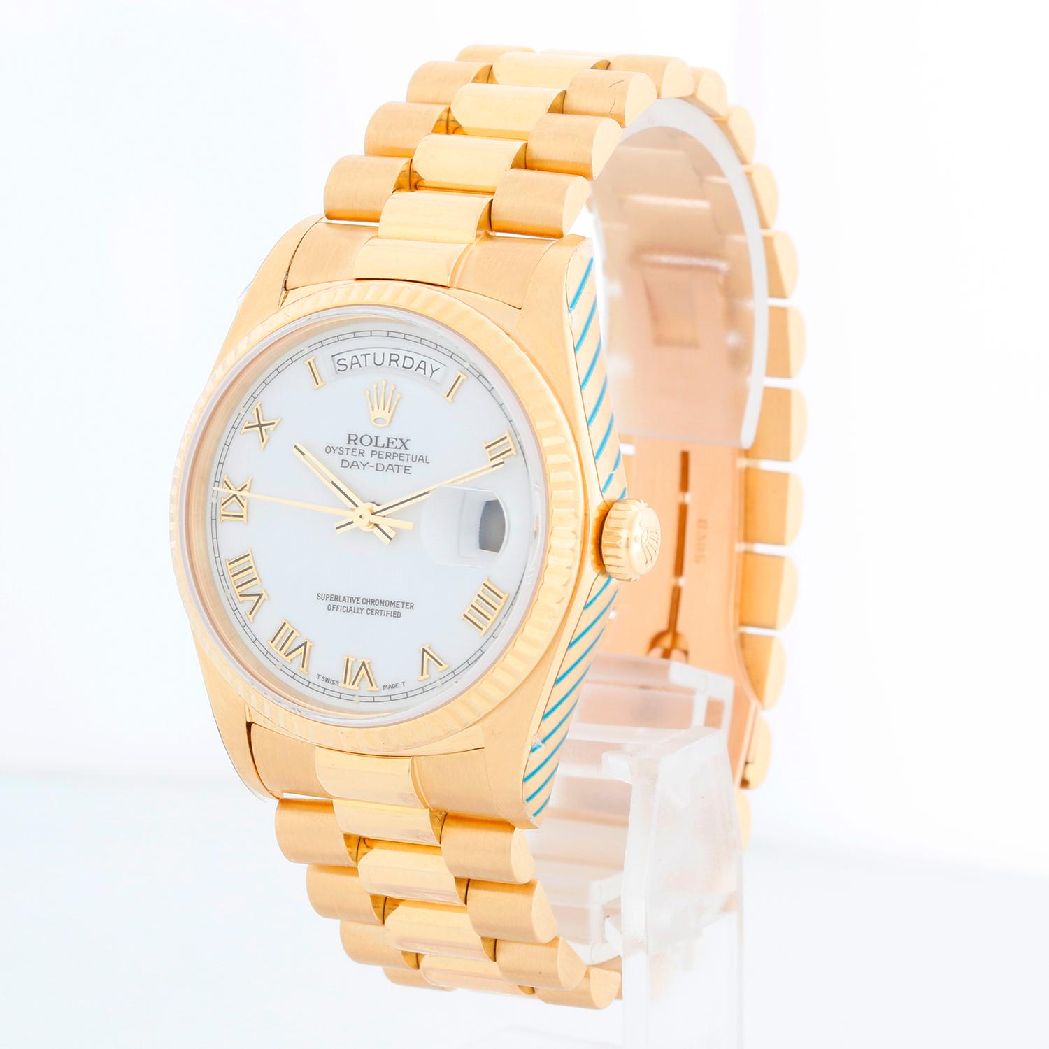 Montre Rolex President Day-Date pour homme en or 18k 18038 - Remontage automatique ; réglage rapide ; verre saphir. Boîtier en or jaune 18 carats avec lunette cannelée. Cadran blanc avec chiffres romains en or. Bracelet président en or jaune 18
