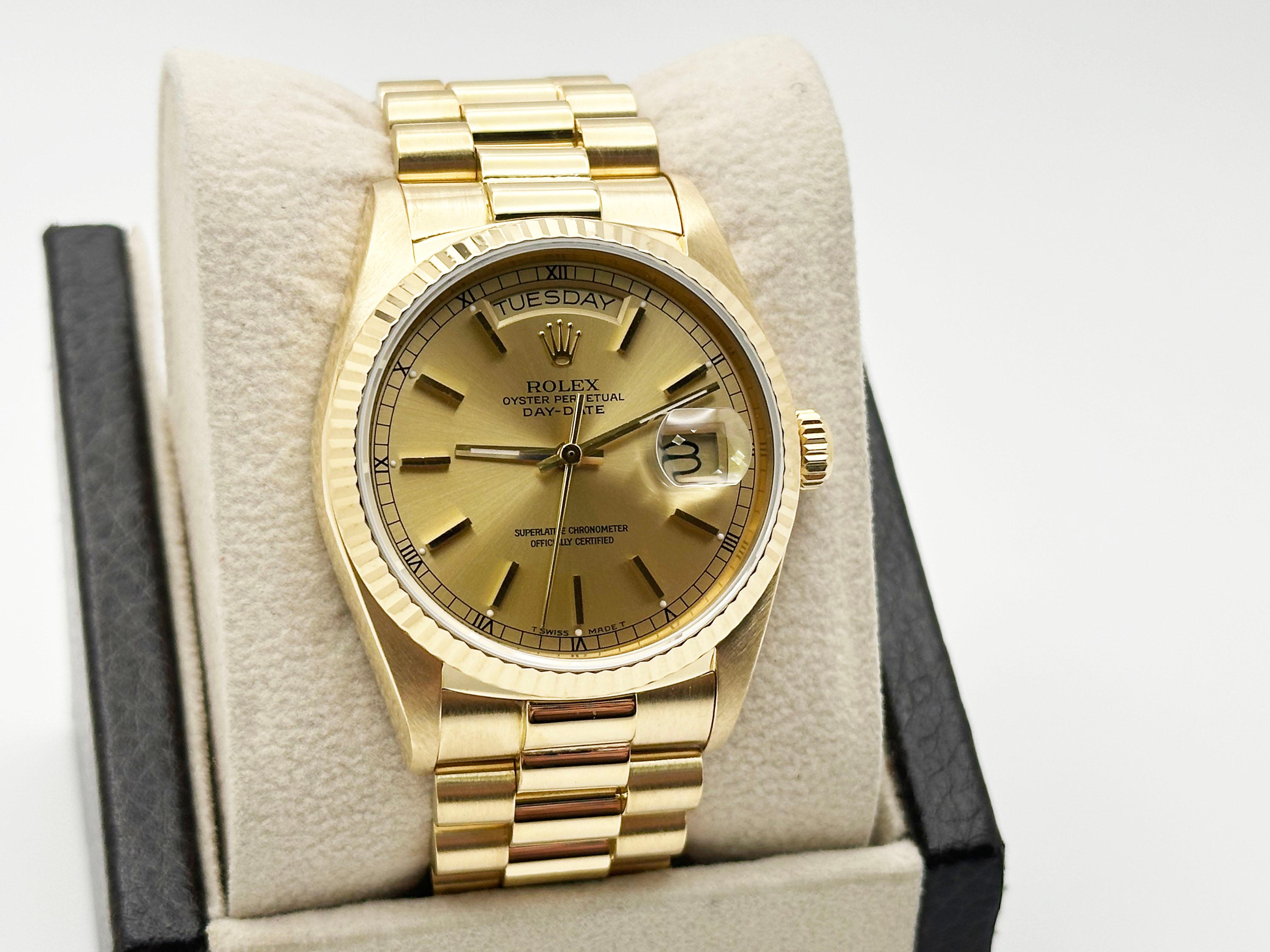 Numéro de style : 18038



Série : 9621***



Année : 1987

 

Modèle : Rolex President Day Date 

 

Matériau du boîtier : Or jaune 18K 

 

Bande : or jaune 18K 

  

Lunette : or jaune 18K 

  

Cadran : Cadran Champagne 

 

Visage : Cristal