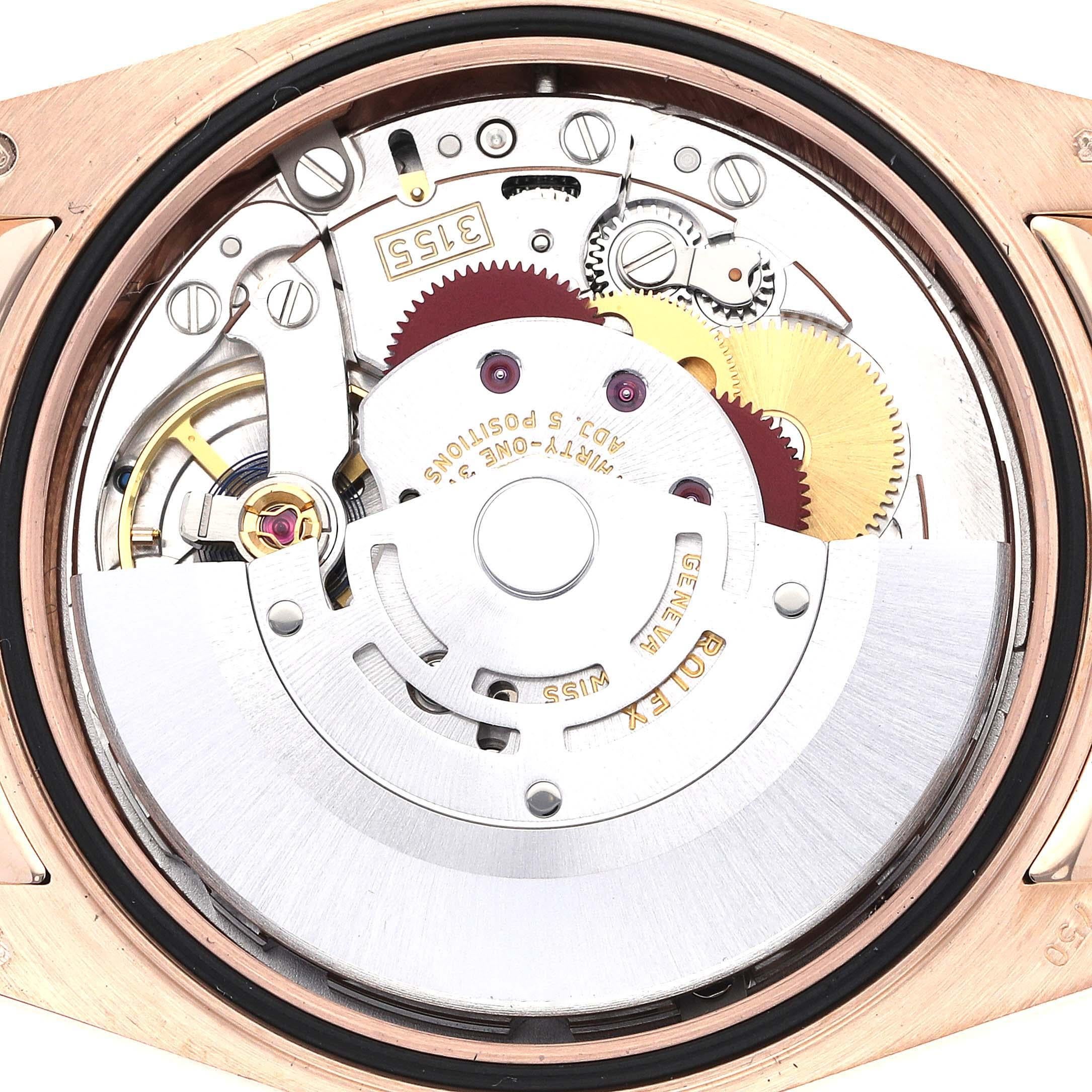 Rolex President Day-Date Rose Gold Chocolate Dial Mens Watch 118135. Mouvement à remontage automatique certifié chronomètre. Boîtier en or rose 18 carats d'un diamètre de 36,0 mm. Logo Rolex sur la couronne. Lunette cannelée en or rose 18 carats.