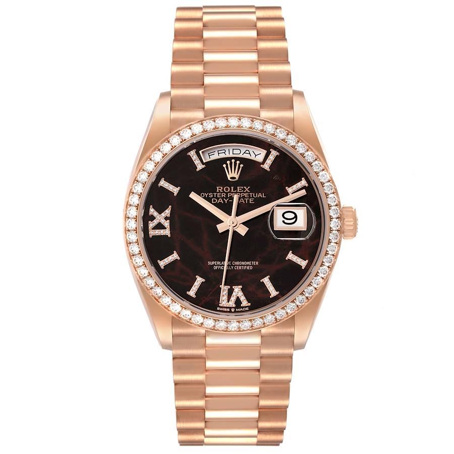 Rolex President Day Date Rose Gold Eisenkiesel Dial Diamond Mens Watch 128345 Unworn. Mouvement à remontage automatique certifié officiellement chronomètre. Double fonction de réglage rapide. Boîtier en or rose 18 carats d'un diamètre de 36,0 mm.