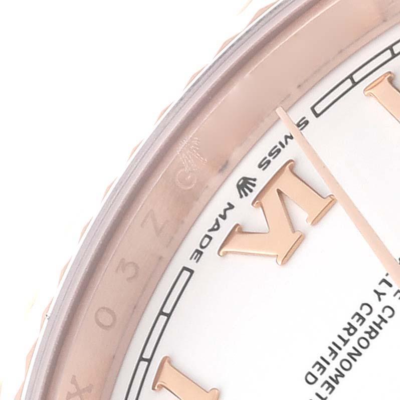 Rolex Präsident Day-Date Rose Gold weißes Zifferblatt Herrenuhr 128235 Box-Karte. Offiziell zertifiziertes Chronometer-Automatikwerk mit automatischem Aufzug. Oyster-Gehäuse aus 18 Karat Roségold mit einem Durchmesser von 36,0 mm. Rolex Logo auf