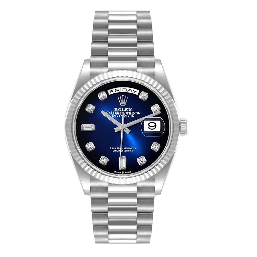 Rolex President Day-Date White Gold Blue Diamond Dial Mens Watch 128239 Unworn. Mouvement à remontage automatique officiellement certifié chronomètre. Boîtier en or blanc 18 carats d'un diamètre de 36,0 mm. Logo Rolex sur une couronne. Lunette