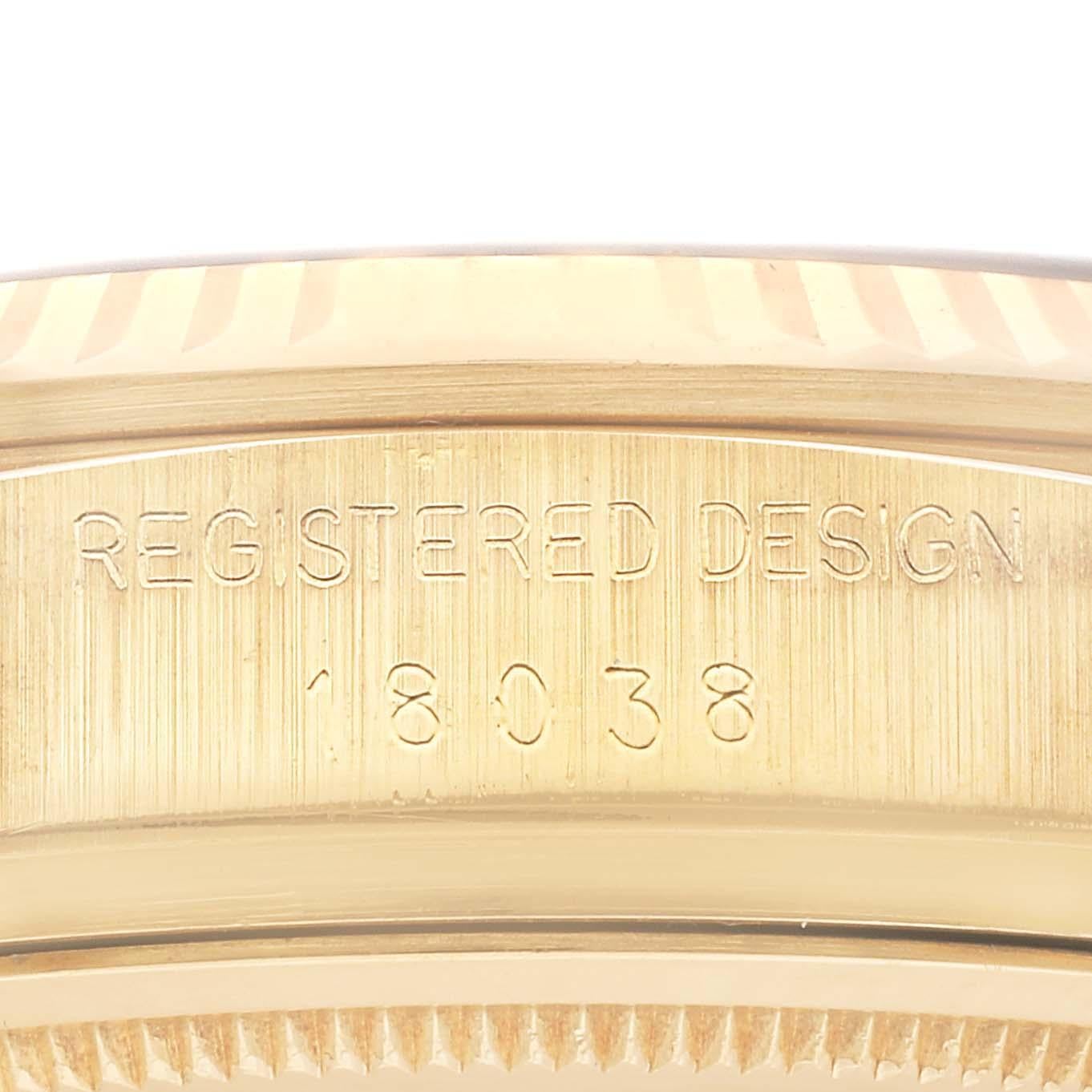 Rolex President Day-Date Montre homme or jaune cadran bleu 18038. Mouvement à remontage automatique certifié chronomètre. Boîtier en or jaune 18 carats d'un diamètre de 36,0 mm.  Logo Rolex sur une couronne. Lunette cannelée en or jaune 18k. Verre