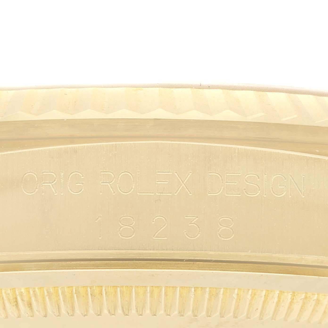 Rolex President Day-Date Montre Homme Or Jaune Champagne Cadran Diamants 18238. Mouvement à remontage automatique certifié chronomètre. Boîtier en or jaune 18 carats d'un diamètre de 36,0 mm. Logo Rolex sur la couronne. Lunette cannelée en or jaune