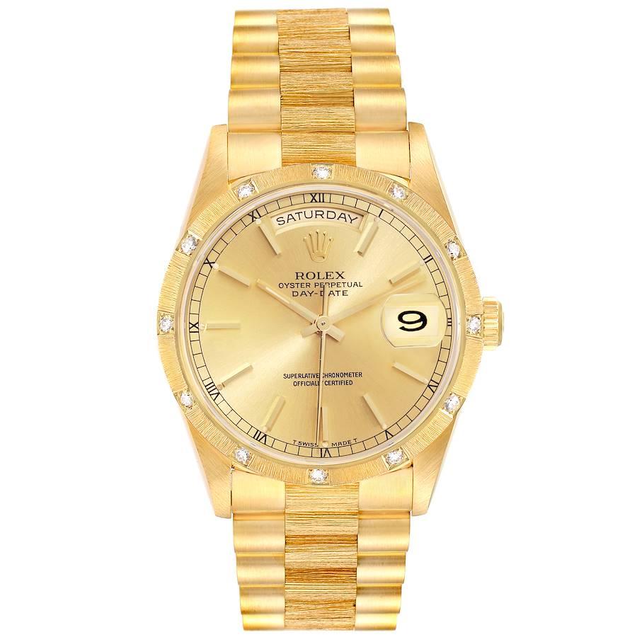 Rolex President Day-Date Yellow Gold Diamond Mens Watch 18308 Box Papers. Mouvement à remontage automatique, certifié chronomètre, avec fonction date à déclenchement rapide. Boîtier en or jaune 18 carats d'un diamètre de 36,0 mm. Logo Rolex sur une