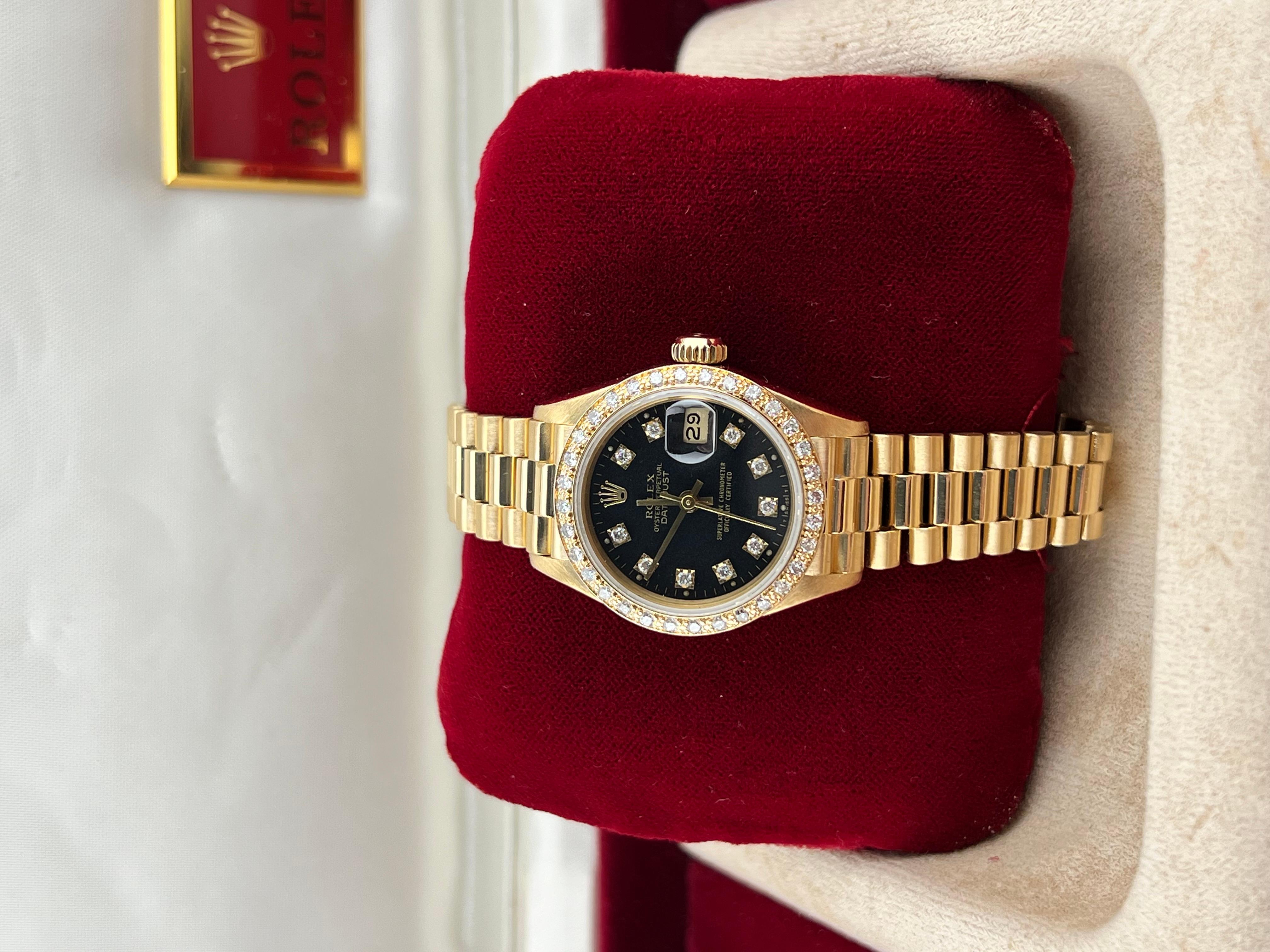 Stilnummer: 69178
Seriennummer: R534***
Jahr: 1987
Modell: Rolex Ladies President
MATERIAL des Gehäuses: 18K Gelbgold
Band: 18K Gelbgold
Lünette: Kundenspezifische Diamantlünette
Zifferblatt: Custom Black Diamond Zifferblatt
Gesicht: