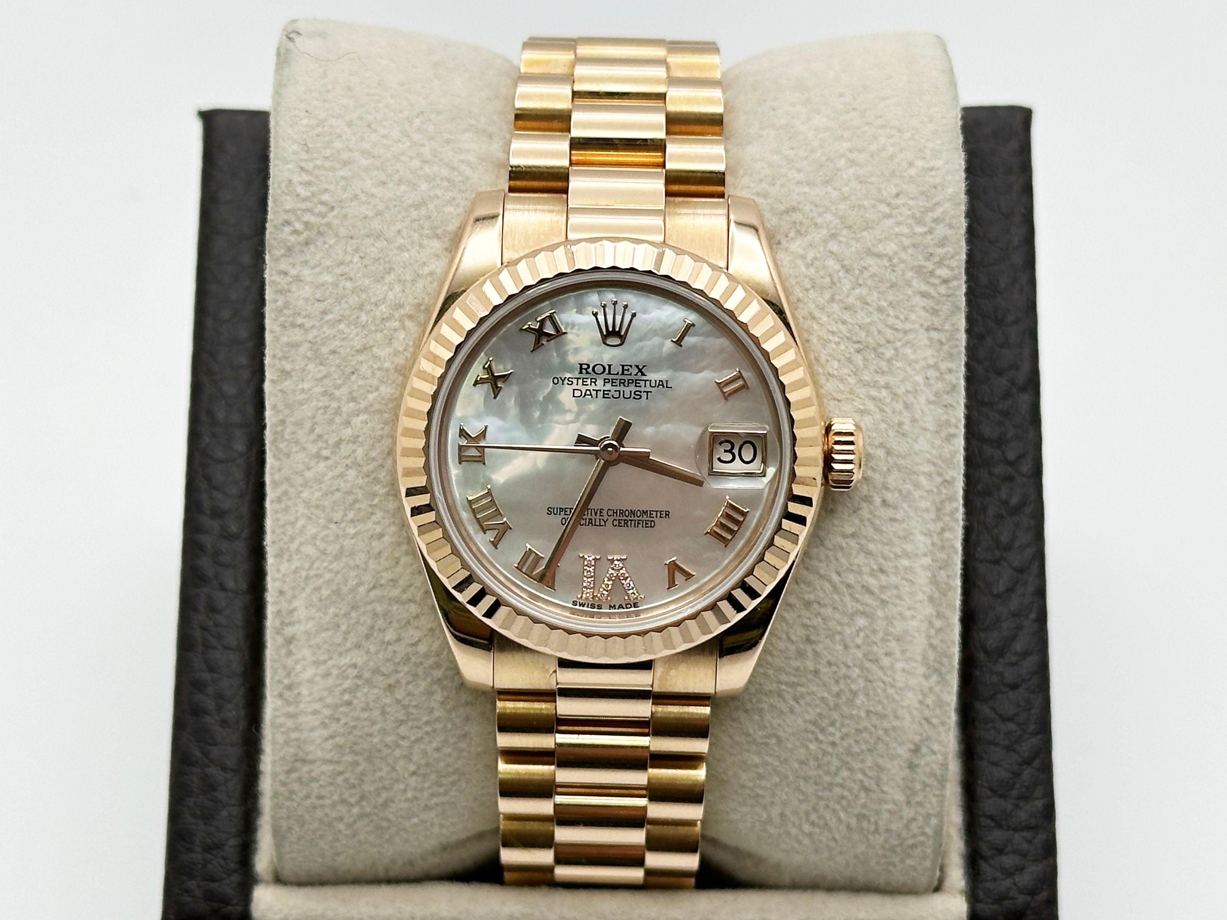 
Stilnummer: 178275



Seriennummer: 9K136***



Jahr: 2014

 

Modell: Rolex Midsize Präsident 

 

MATERIAL des Gehäuses: 18K Rose Gold 

 

Band: 18K Rose Gold Präsident

  

Lünette: 18K Rose Gold geriffelt

  

Zifferblatt: Original Fabrik weiß