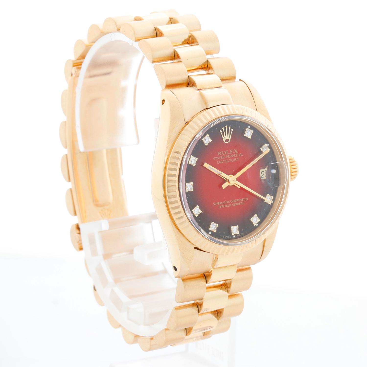 Rolex President Midsize 18K Gelbgold Uhr 6827 - Automatischer Aufzug. Mittlere Größe. 18K Gelbgold (31mm Durchmesser). Sehr seltene rote Vignette Zifferblatt. 18K Gelbgold Präsident D&A Armband. Pre-owned mit Rolex Reise-Box.

