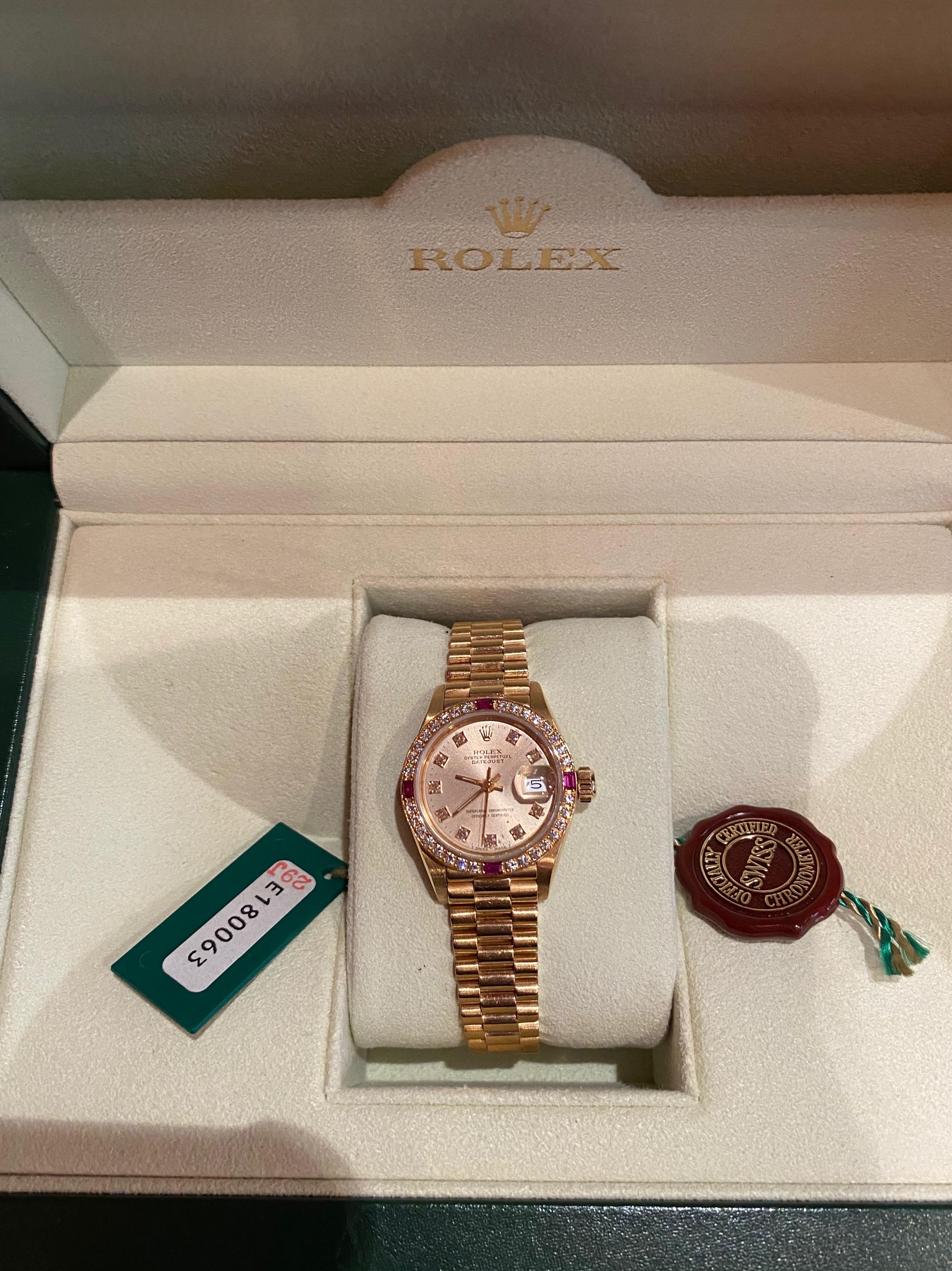 All original Pre-owned Rolex Lady President 26mm in 18K Yellow Gold, excellent conditions.
18K Gold, President bracelet with hidden clasp, original diamond/ruby bezel and champagne 10 diamonds dial.
Automatic Chronometer (Cal. 2135), date,