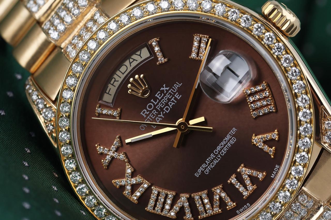 Montre Rolex Présidentielle 36mm Couleur chocolat Cadran Romain Diamant Personnalisé Or Jaune 18KT 18038

Cette montre est dans un état comme neuf. Elle a été polie, entretenue et ne présente aucune rayure ou imperfection visible. Toutes nos montres