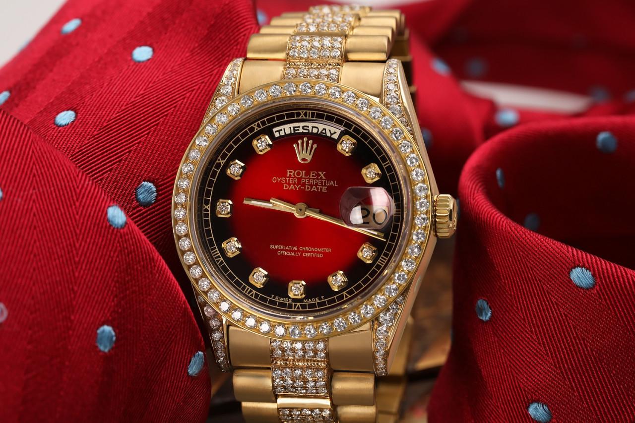 Montre Rolex Présidentielle 36mm Diamant Cadran Rouge Vignette Diamant RT Diamant Or Jaune 18KT 18038
Cette montre est dans un état comme neuf. Elle a été polie, entretenue et ne présente aucune rayure ou imperfection visible. Toutes nos montres