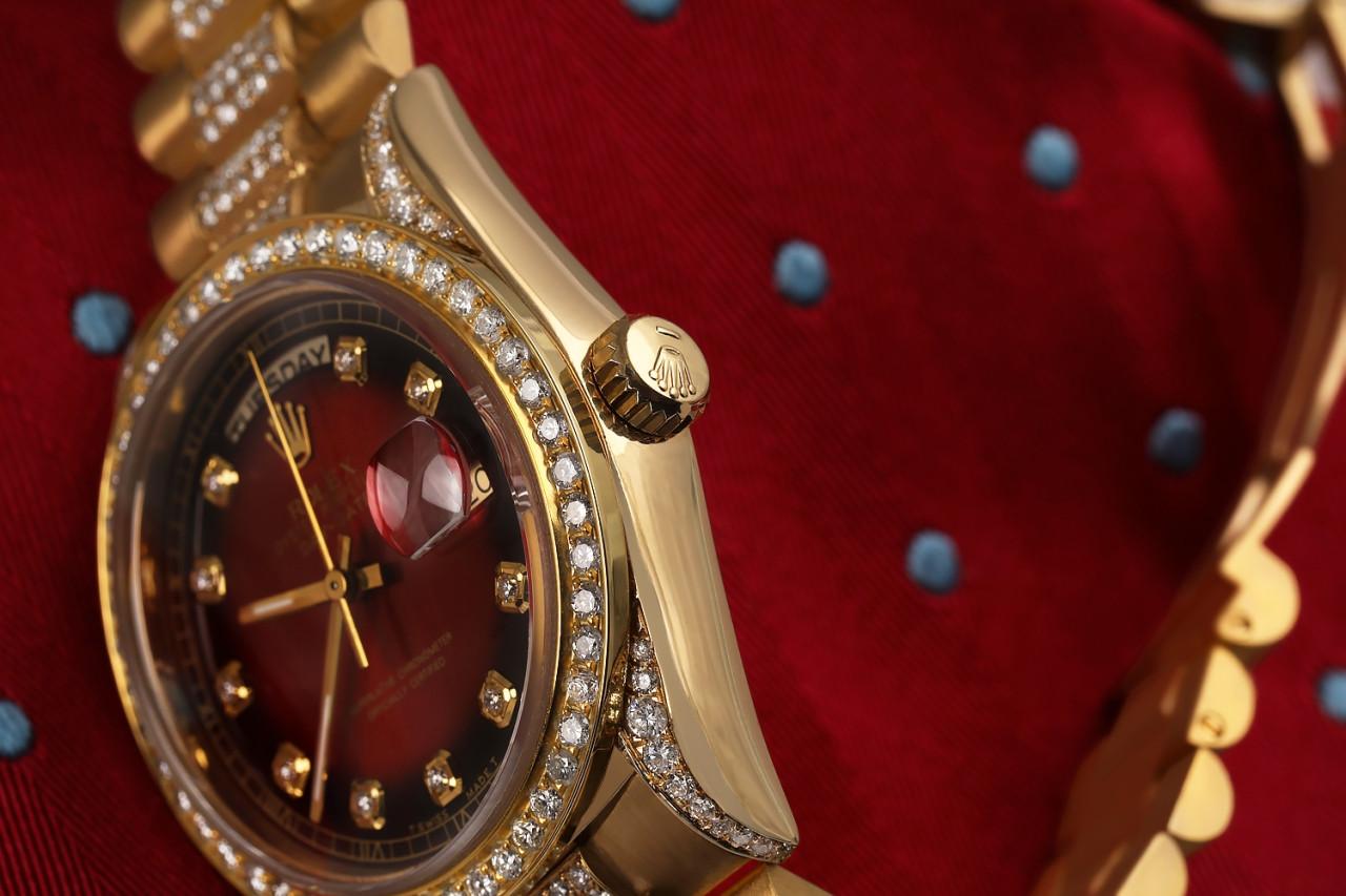 Taille ronde Rolex Montre présidentielle en or jaune 18 carats avec cadran Vignette rouge et diamants en vente