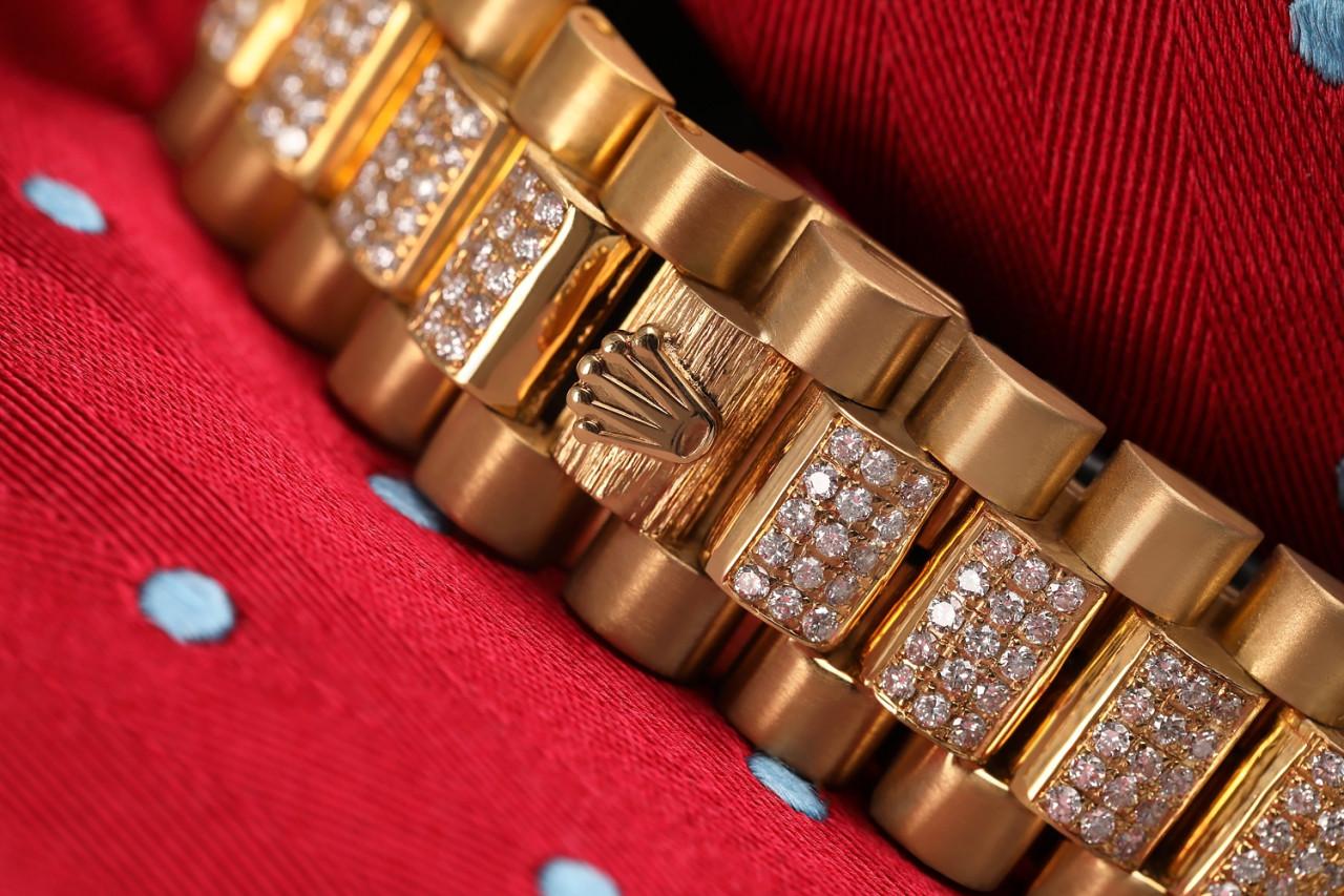 Rolex Presidential Diamond Red Vignette Diamond Dial 18KT Yellow Gold Watch In Excellent Condition For Sale In New York, NY