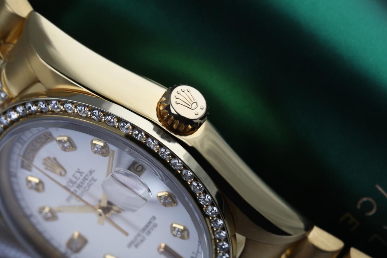 Montre Rolex Presidential 36mm Diamant Cadran Blanc Personnalisé Or Jaune 18KT 18038
Cette montre est dans un état comme neuf. Elle a été polie, entretenue et ne présente aucune rayure ou imperfection visible. Toutes nos montres bénéficient d'une