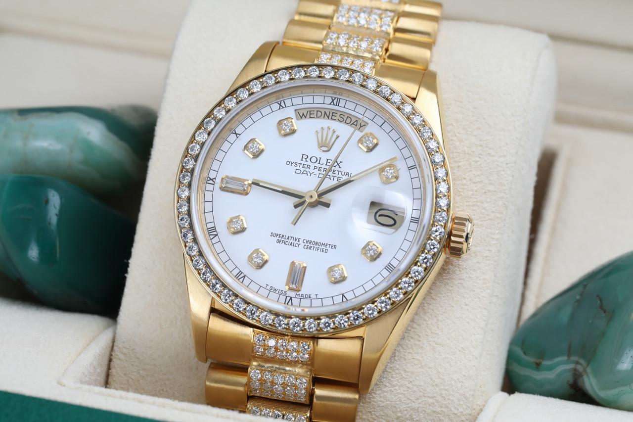 Rolex Presidential Diamond Weißes Zifferblatt maßgefertigte Diamant-Uhr 18KT Gelbgold im Zustand „Hervorragend“ im Angebot in New York, NY