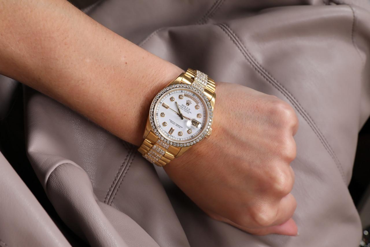 Rolex Montre présidentielle en or jaune 18 carats avec cadran blanc et diamants sur mesure en vente 4