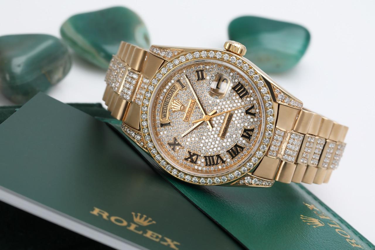 Taille ronde Rolex Montre présidentielle en or jaune 18 carats avec cadran romain pavé de diamants 18038 en vente