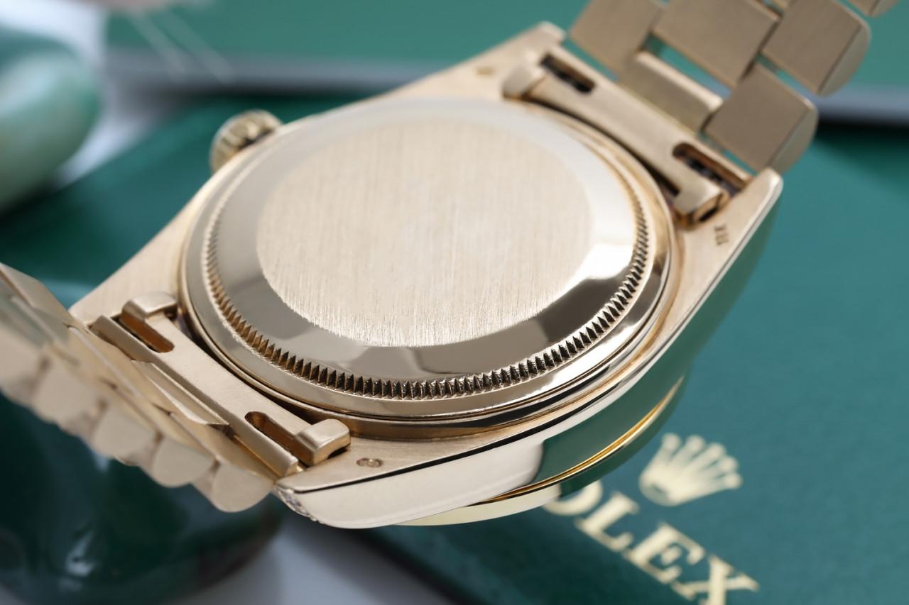 Rolex Presidential Roman Dial Pave Custom Diamant-Uhr 18KT Gelbgold 18038 im Zustand „Hervorragend“ im Angebot in New York, NY
