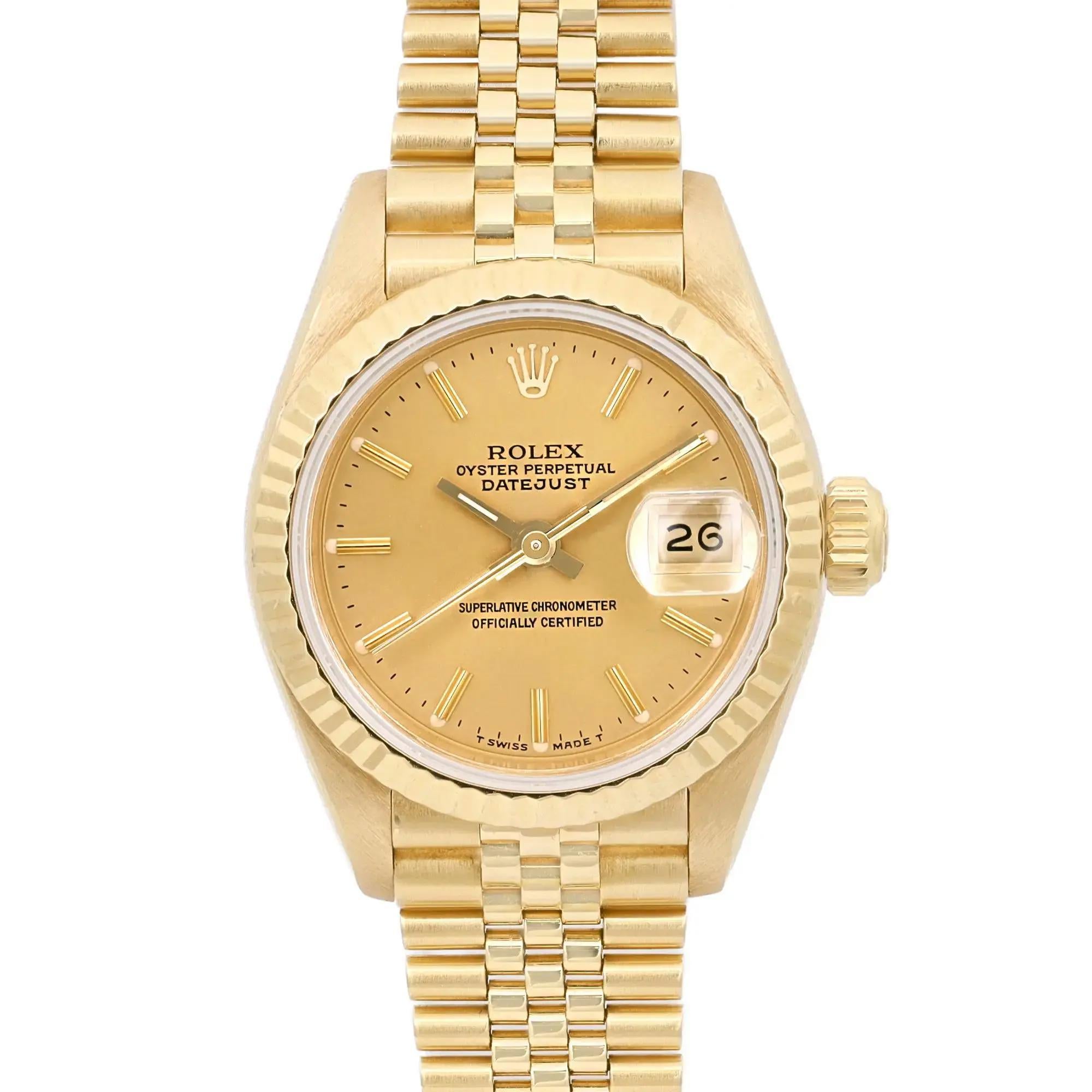 Usato. Buone condizioni. Senza scatola e documenti originali. Viene fornito con una scatola da cronostore.

Questo Lady-Datejust 69178 è un Rolex vintage in oro giallo 18 carati con il rinomato movimento automatico Calibro 2135. La storia del