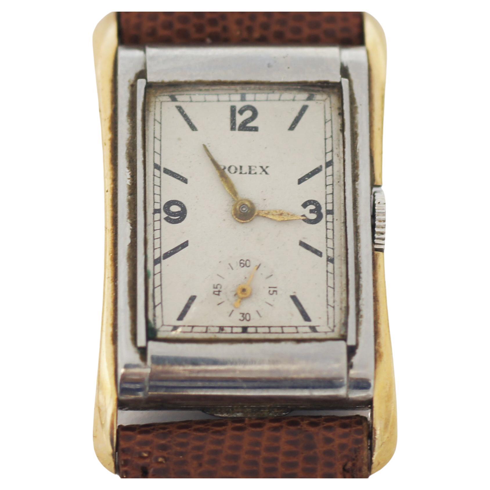 Rolex
Vintage By
Cellini Fürst
Ca. 1930er Jahre
Stahl & Gold Gehäuse
Zifferblatt aus weiß mit schwarzen Ziffern und Markierungen
Goldene Hände
Zweites Hilfszifferblatt
Gehäuse ca. 28mm x 40mm
Mechanisches Handaufzugswerk
15
