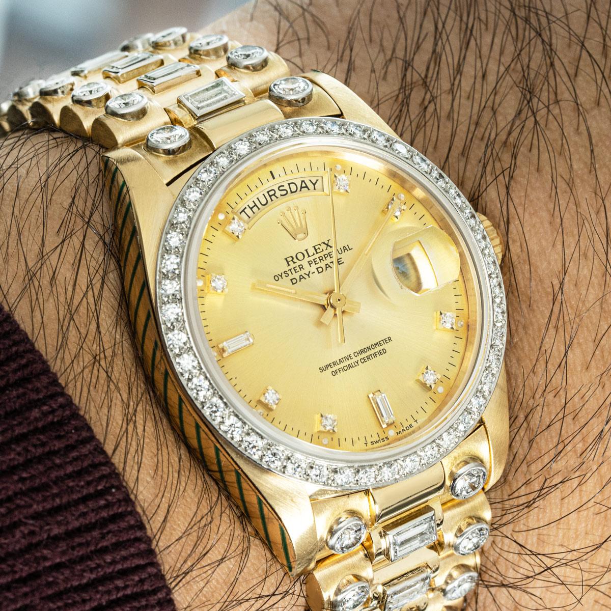 Rare Day-Date Octopus en or jaune de 36 mm de Rolex. Le cadran champagne est serti de 2 index en diamants baguette et de 8 index en diamants ronds de taille brillante. La lunette, sertie de 48 diamants ronds de taille brillante, complète le