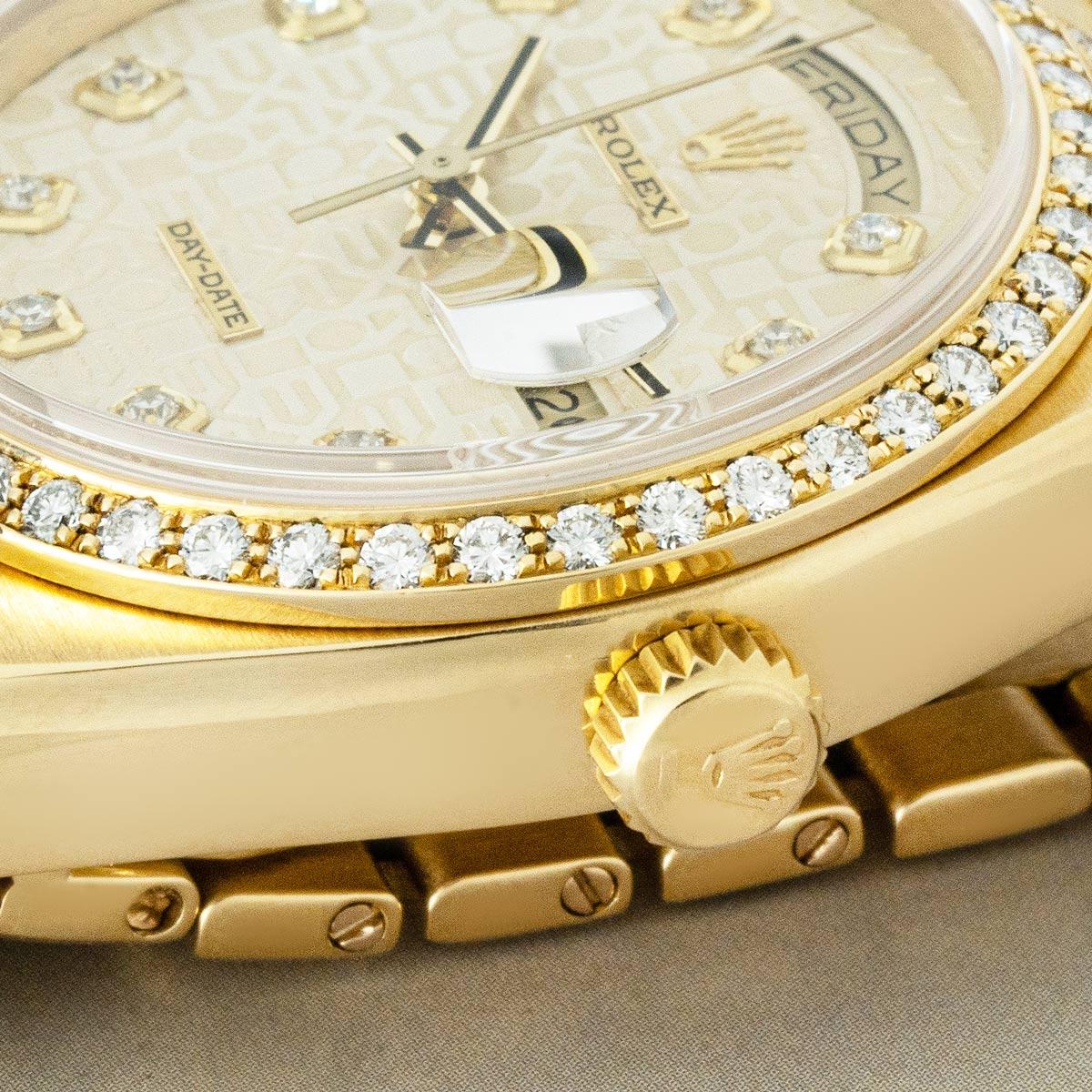 Rare Oysterquartz Day-Date en or jaune de 36 mm de Rolex. Cadran argenté Jubilé avec 10 index sertis de diamants. Le cadran est entouré et complété par une lunette en or jaune, sertie de 44 diamants ronds de taille brillant, les cornes étant
