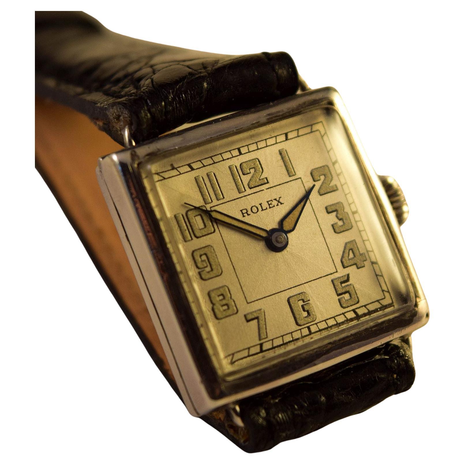 Rolex Vintage Uhr in erstaunlichem Zustand mit sehr schönen Leuchtzahlen und -zeigern.
Leuchtziffern galten damals als sehr nützlich, weil sie im Dunkeln besser sichtbar waren.
Zifferblatt ist signiert Rolex so wie die Innenseite zurück und die