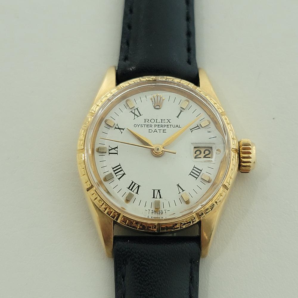 Lujoso clásico, Rolex Lady Oyster Perpetual Date automático, c.1967, en excelente estado de funcionamiento. Verificado auténtico por un maestro relojero. Esfera blanca firmada por Rolex, índices aplicados y marcadores de hora en números romanos