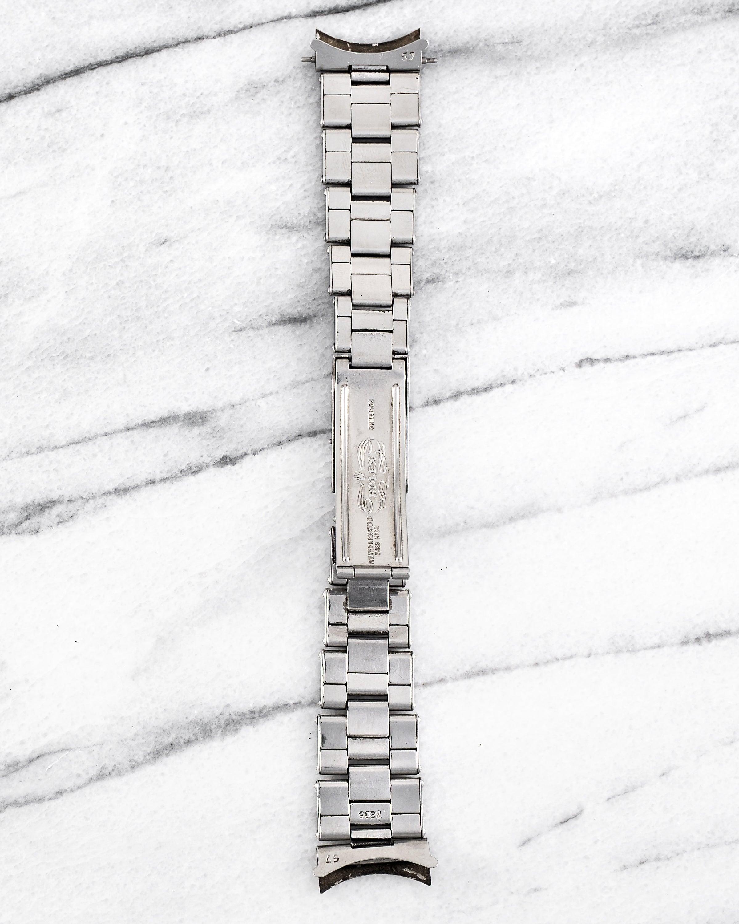 Here's a vintage Rolex rivet Oyster bracelet from 1966 with 19mm lug width. Constructed in stainless steel with a brushed finish and classic rivet side 57 links. The clasp is signed and dated 66. This bracelet was designed to fit vintage models like