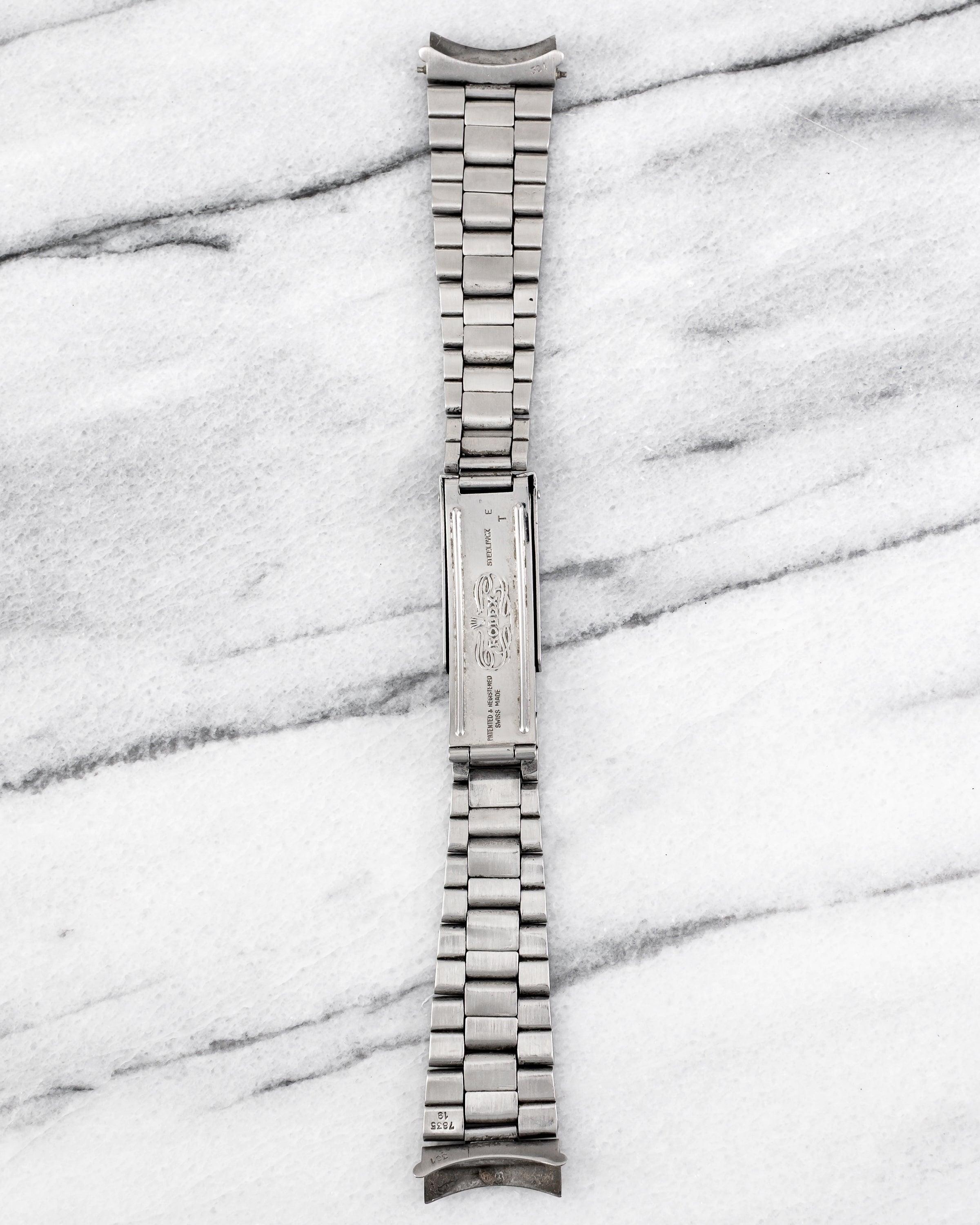 Voici un bracelet Oyster à rivets de Rolex datant de 1970 et d'une largeur de 19 mm. Construit en acier inoxydable avec une finition brossée et des rivets latéraux classiques 57 maillons. Le fermoir est signé et daté de 66. Ce bracelet a été conçu