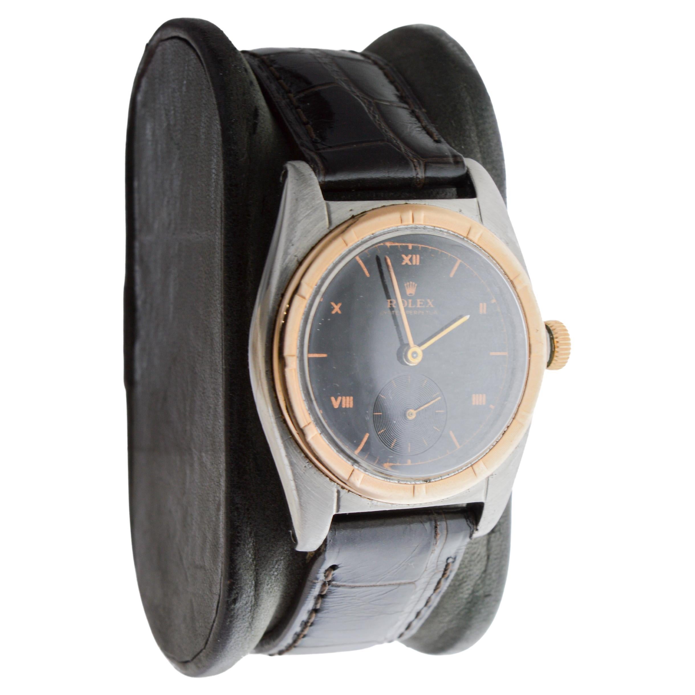  USINE / MAISON : Compagnie des montres Rolex
STYLE / RÉFÉRENCE : Dos à bulles 
METAL / MATERIAL : Acier inoxydable et lunette Thunderbird en or rose massif
DIMENSIONS : Longueur 40mm X Diamètre 32mm
CIRCA : années 1940
MOUVEMENT / CALIBRE :