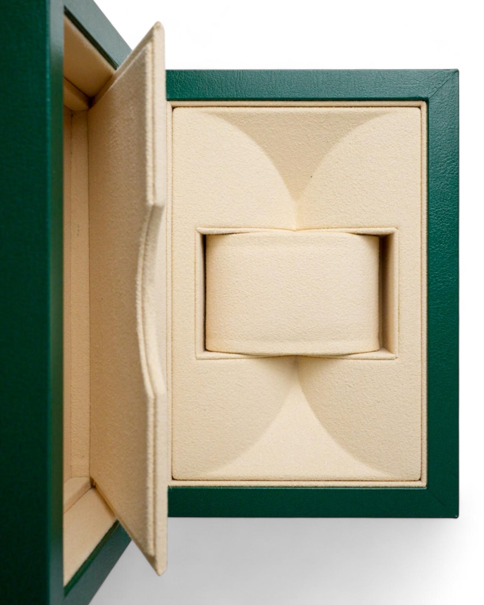 Rolex Oyster box, small size, made of leather in the refined green shade, with beige suede-lined interior. Suitable for all Lady models, such as Datejust and Yachtmaster, it can also be used as a jewelry box thanks to the ability to pull out the two
