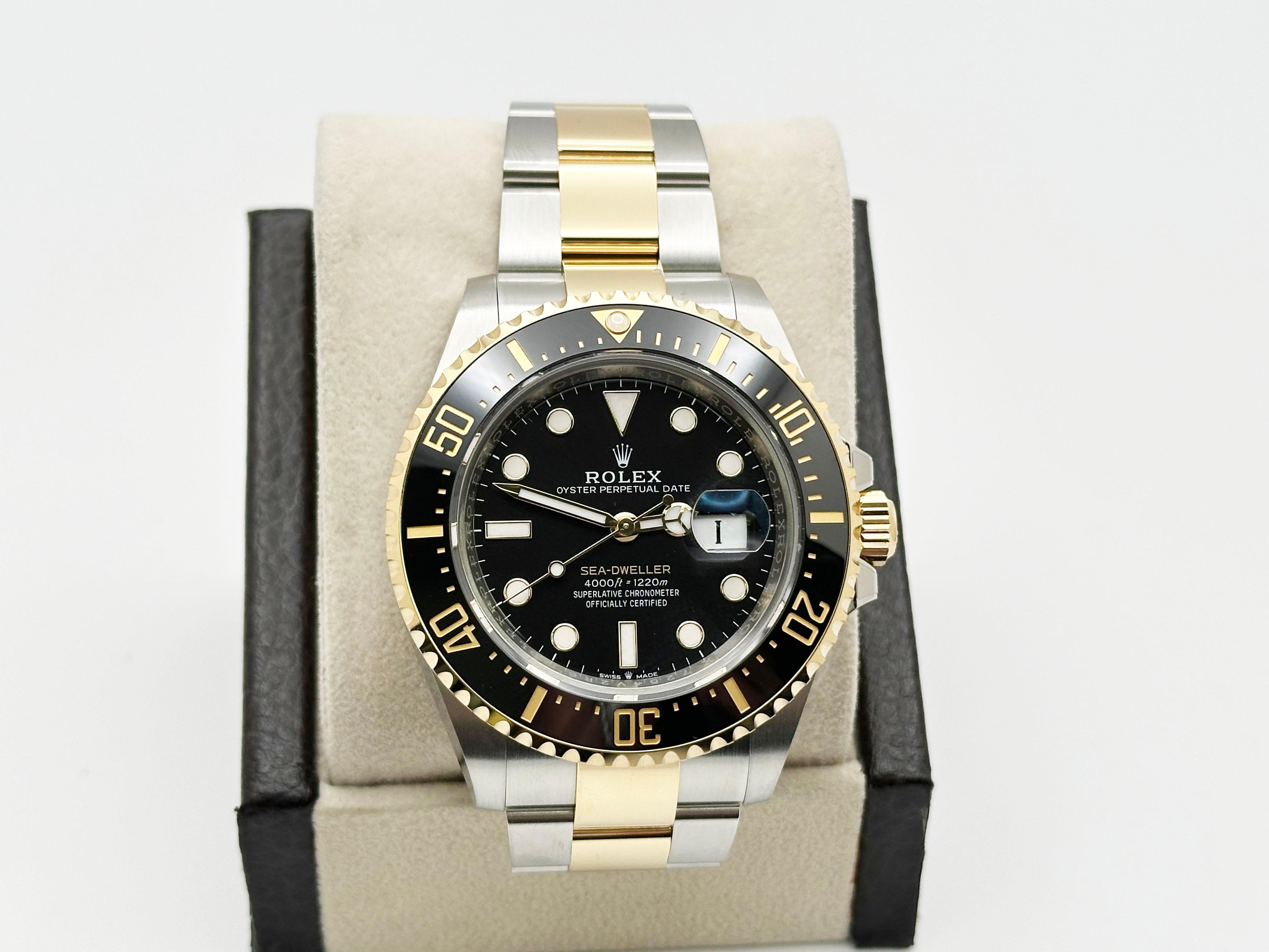 Numero di stile: 126603



Seriale: 7254V***



Anno: 2023

 

Model: Rolex Sea Dweller 

 

Materiale della cassa: Acciaio inossidabile 

 

Fascia: oro giallo 18 carati e acciaio inossidabile 

  

Lunetta: lunetta in ceramica nera 

 