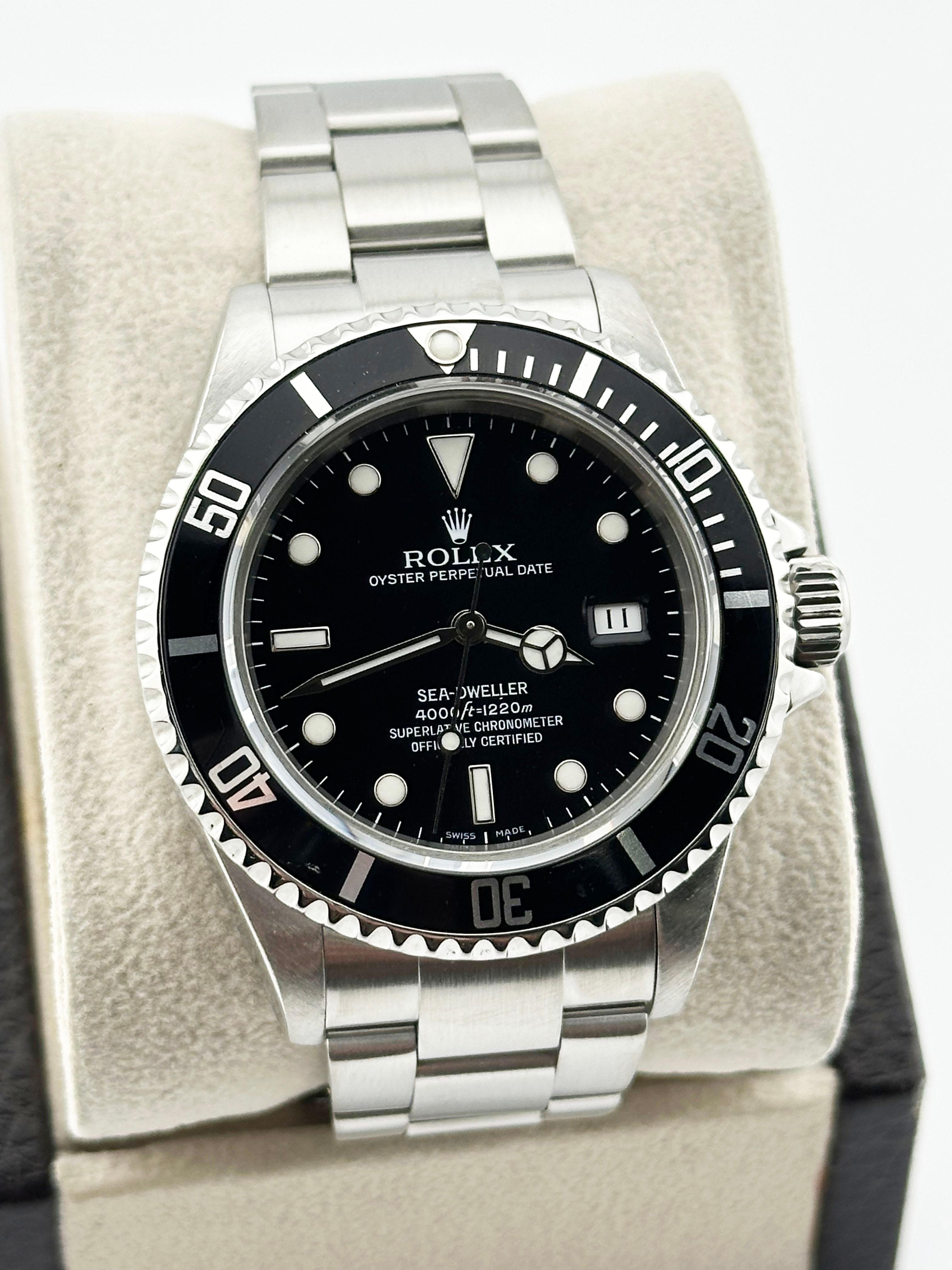 Stilnummer: 16600

Seriennummer: M364***

Jahr: 2007

Modell: Rolex Sea Dweller 

MATERIAL des Gehäuses: Rostfreier Stahl 

Band: Rostfreier Stahl 

Lünette: Schwarz 

Zifferblatt: Schwarzes Zifferblatt 

Gesicht: Saphirglas 

Gehäusegröße: 40mm