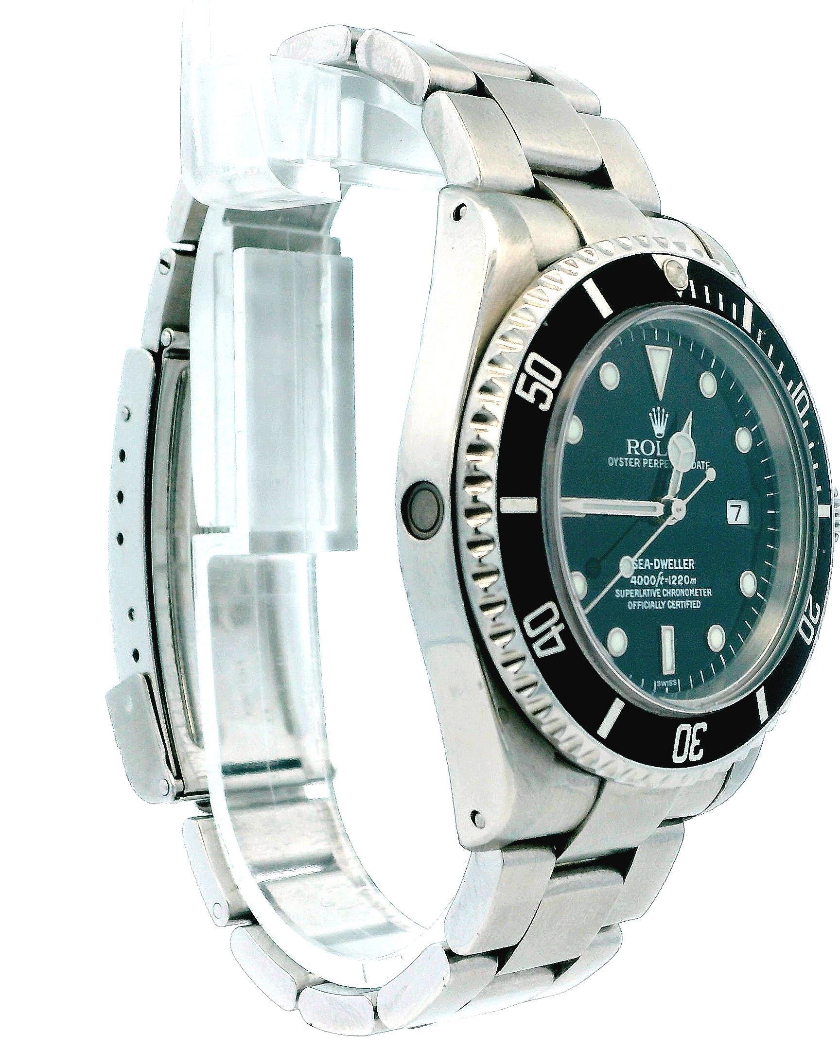Reloj de caballero Rolex Oyster Perpetual Date Sea-Dweller 16660. Este reloj tiene una caja de acero inoxidable de 40 mm y un bisel giratorio unidireccional de acero inoxidable con una inserción negra. La esfera negra está equipada con agujas