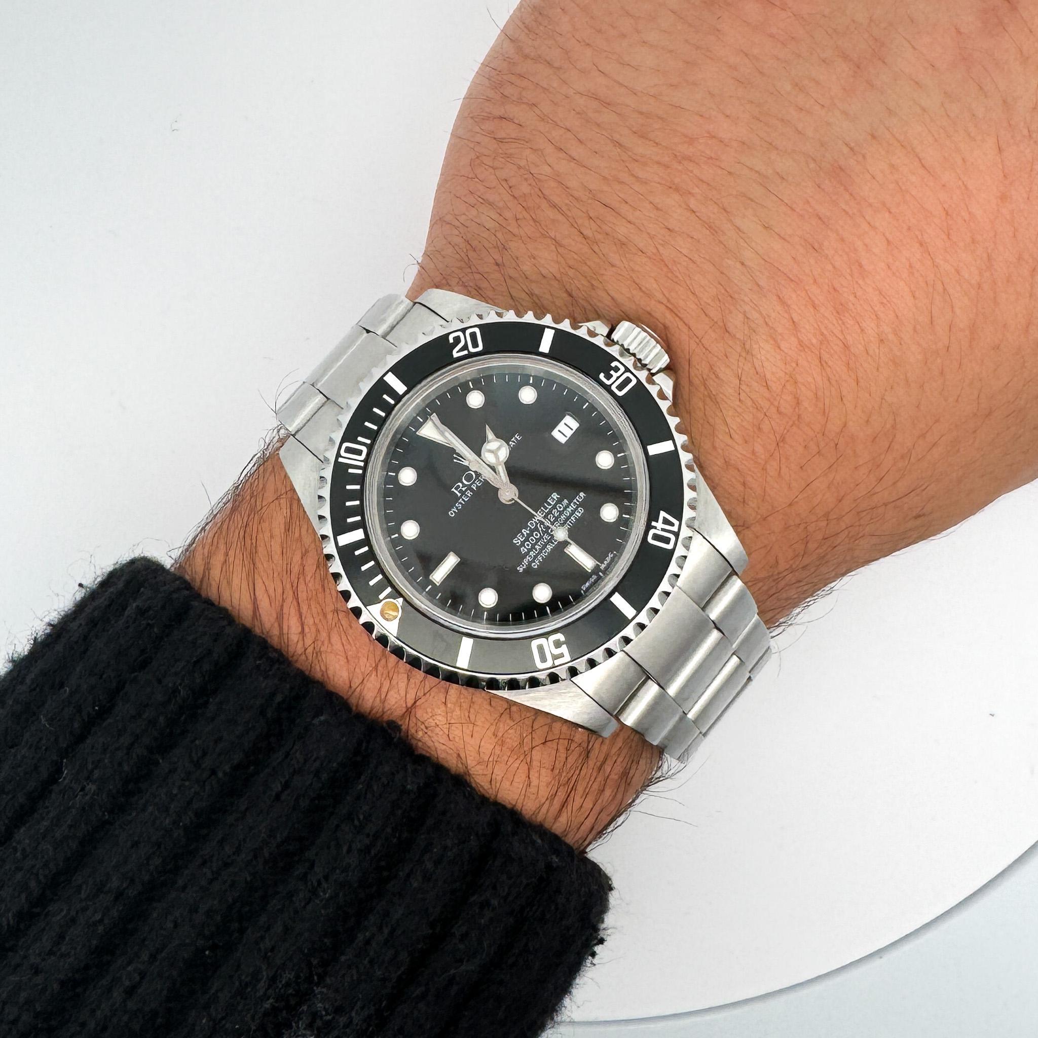 Une Rolex Sea-Dweller 16600 de grande collection, dotée d'un robuste boîtier en acier inoxydable de 40 mm et d'un profil de 14,5 mm, conçue pour l'exploration sous-marine extrême. Année 1976.

Détails :
Type d'article : Montre Rolex Sea-Dweller