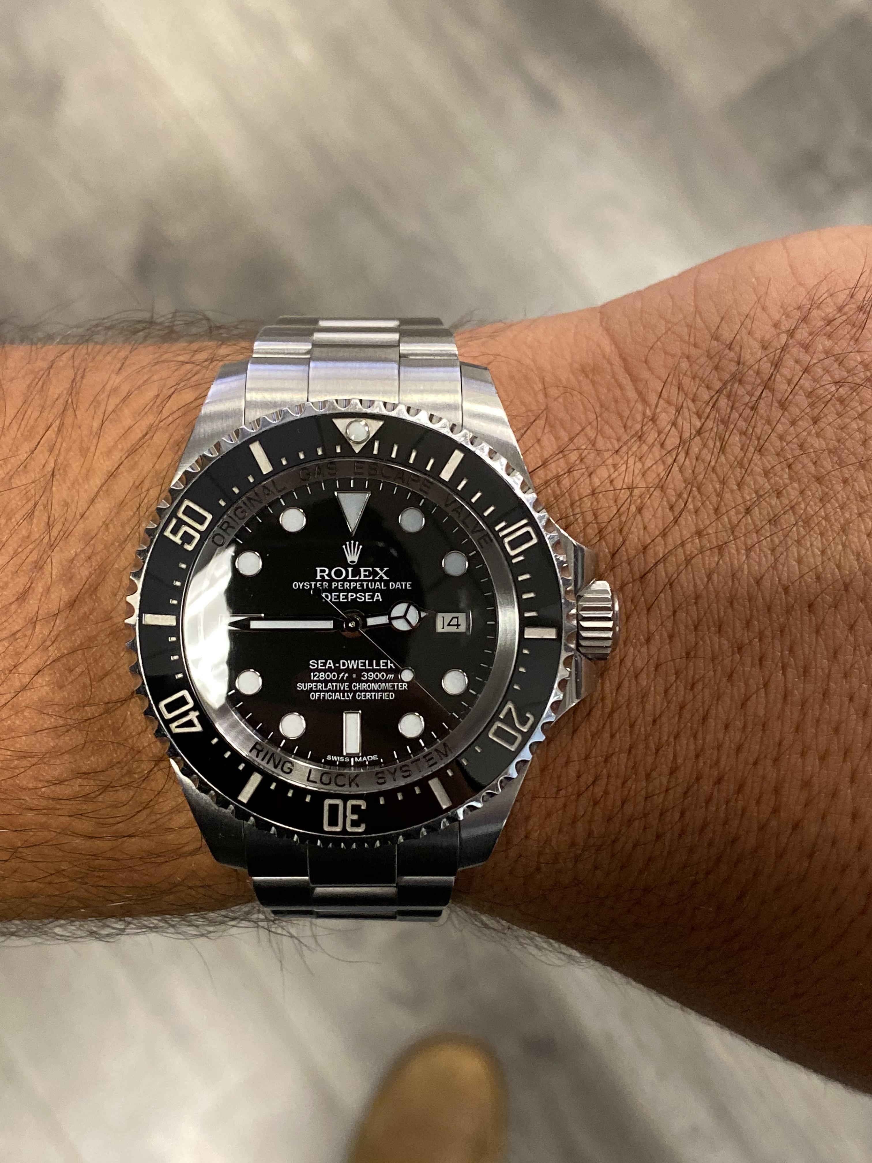 MARKE: Rolex
MODELL: Sea-Dweller Deepsea
AKTENZEICHEN: 116660
Größe: 44mm
GEHÄUSE: Rostfreier Stahl
DIAL: Schwarz
BEZEL: Schwarze Keramik
BAND: Oyster Steel
UHRWERK: Automatik mit Automatikaufzug

In MINTY-Zustand
Box & Karte

Auf Wunsch wird nach