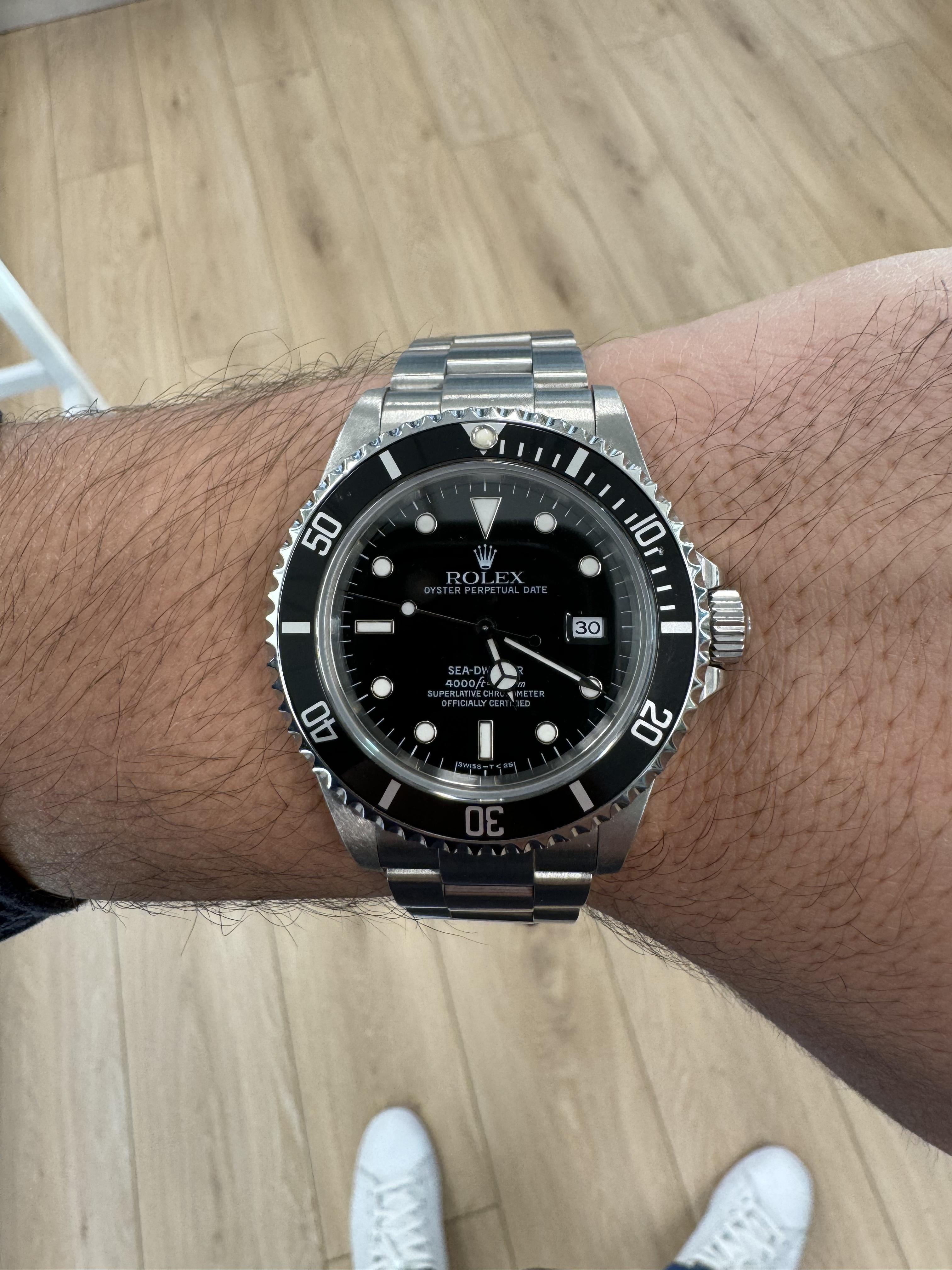 MARQUE : Rolex
MODÈLE : Sea-Dweller
RÉFÉRENCE : 16600
Taille : 40 mm
CASE : Acier inoxydable
DIAL : Noir
BEZEL : Céramique noire
BAND : Acier Oyster
LIENS : 12
MOUVEMENT : Automatique

Etat neuf, repoli 
Pas de boîte ni de papiers

Sur demande, une