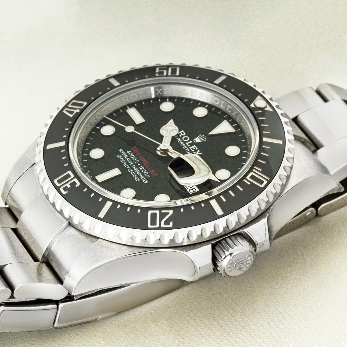 A 43mm Red Writing Sea-Dweller by Rolex in stainless steel. Featuring a black dial with a date display and a steel uni-directional rotatable bezel with a ceramic black insert as well as 60-minute graduations coated in platinum.

Equipped with an